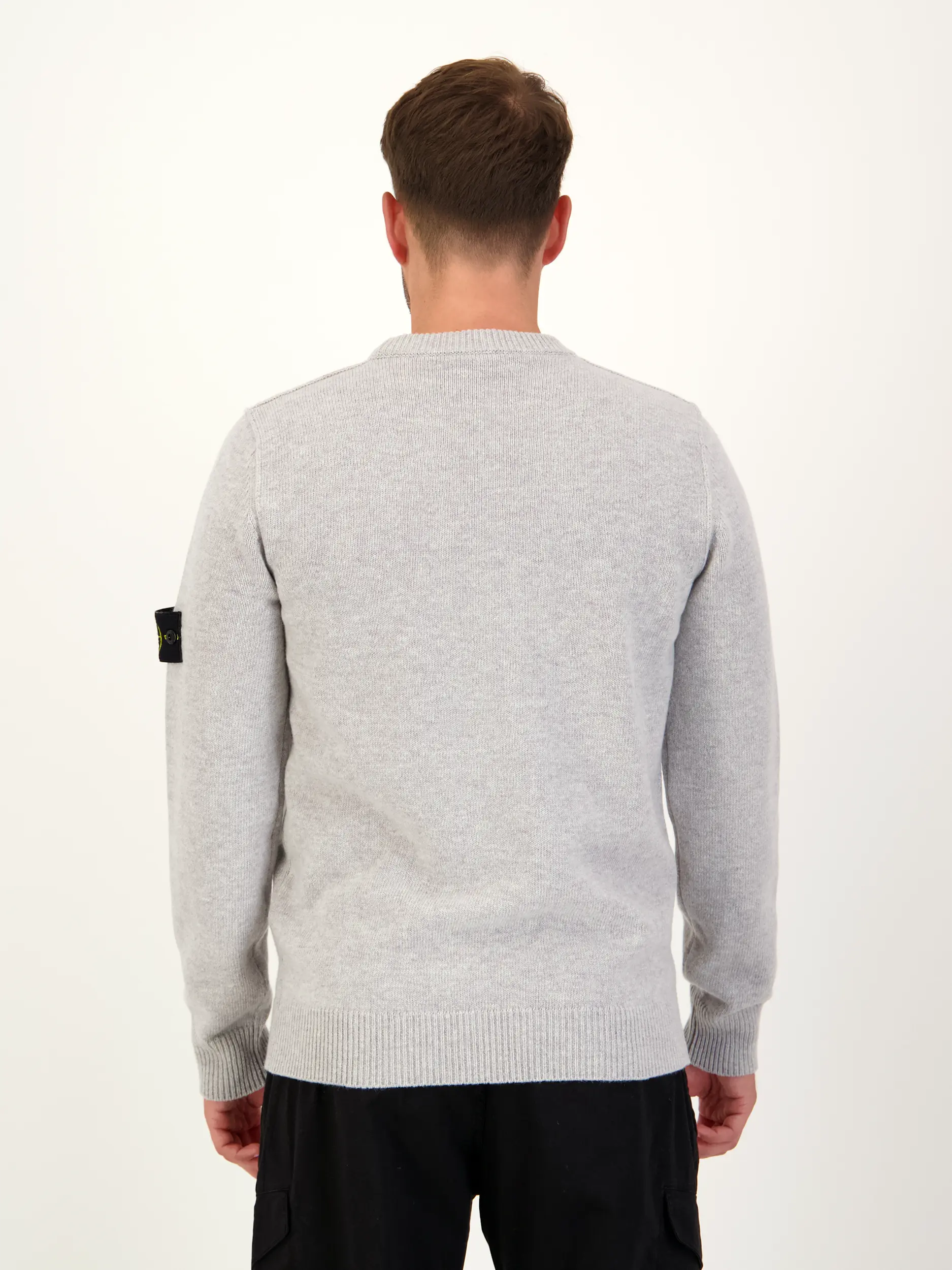 Pullover - Artikel Rückseite getragen von einem Modell