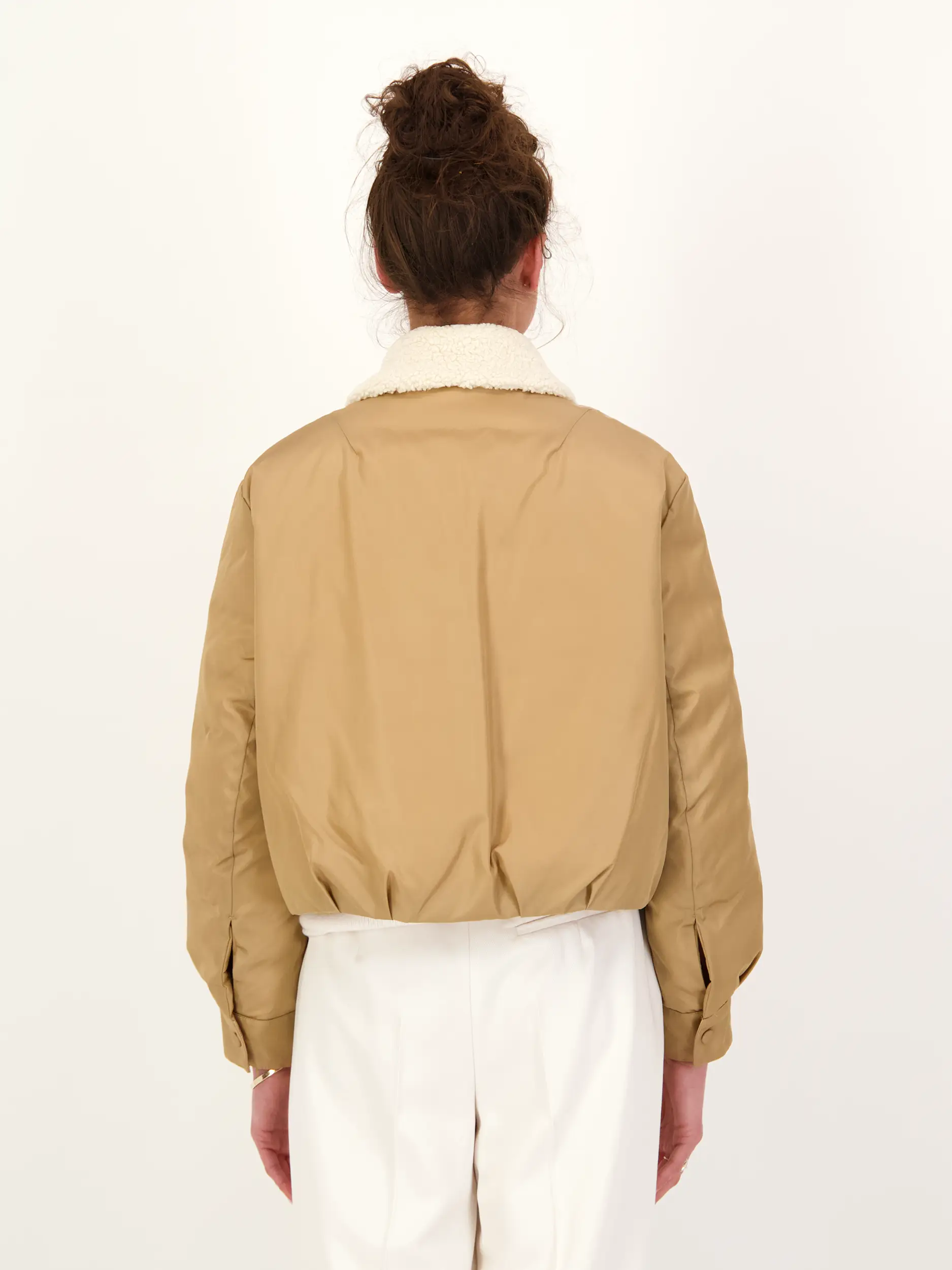 Wendejacke - Artikel Rückseite getragen von einem Modell - Farbe: Braun