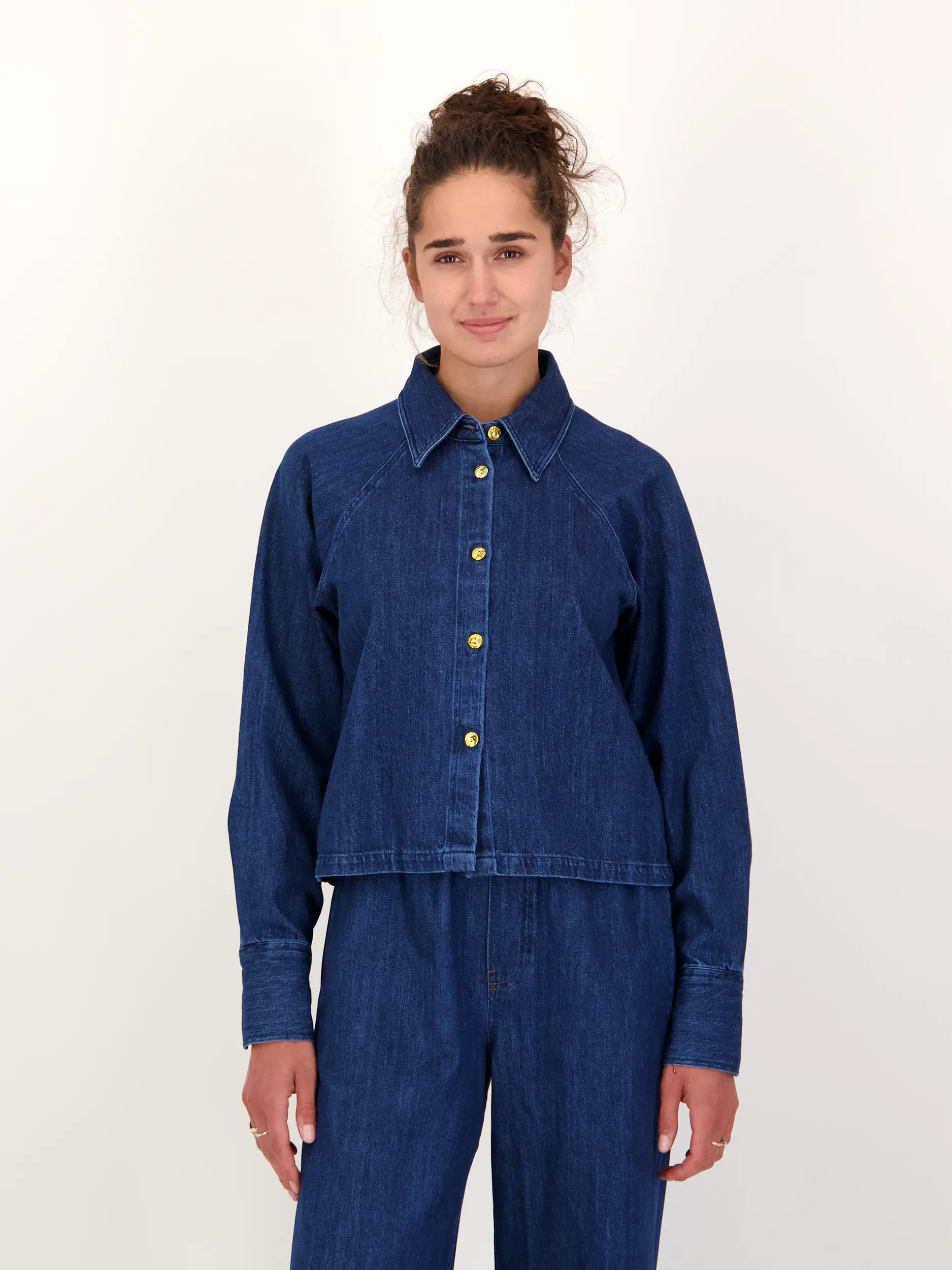 Jeansbluse 'Hanna' langarm - Artikel Vorderseite getragen von einem Modell - Farbe: Blau