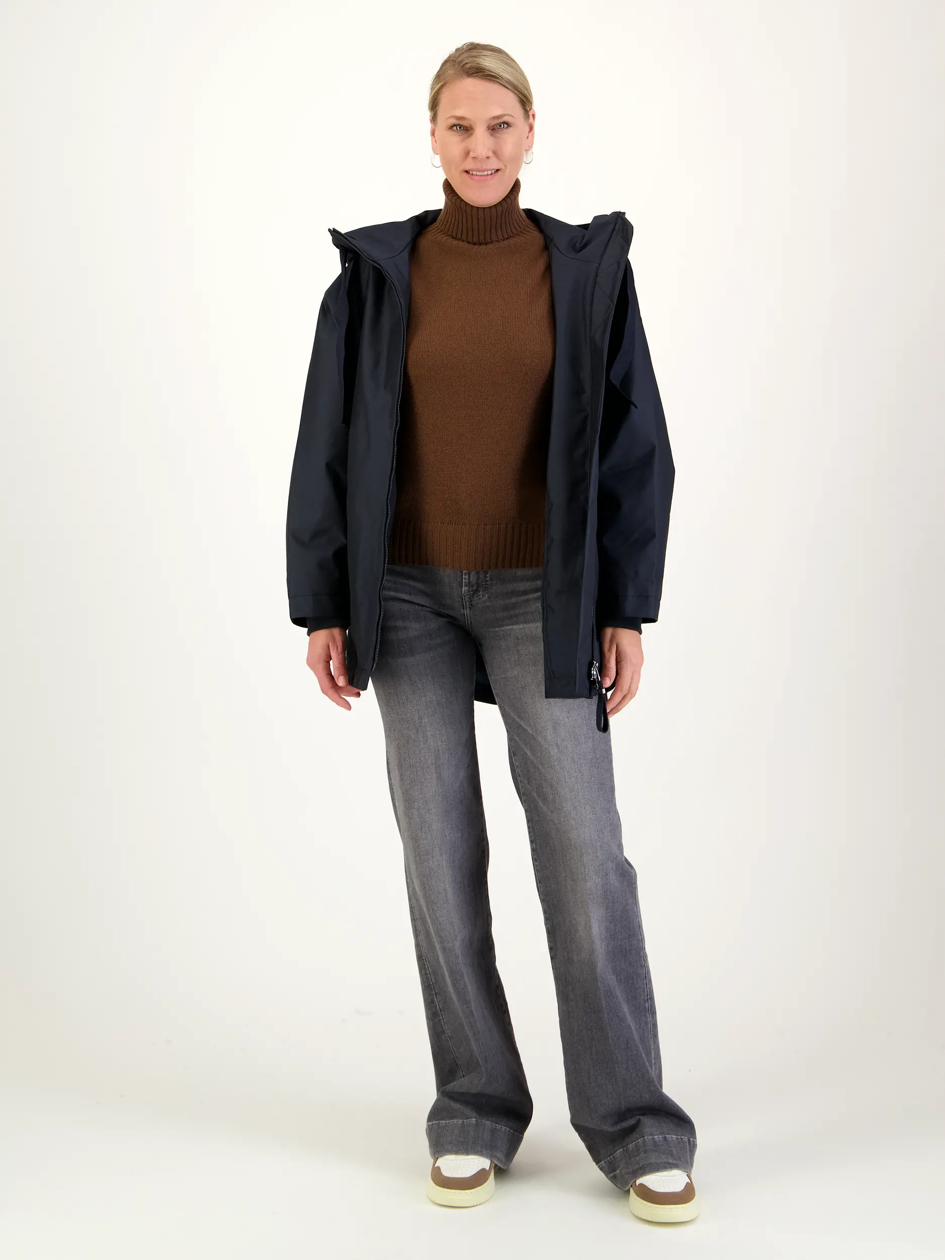 Rollkragenpullover aus Kaschmir langarm - Artikel Teil eines Outfits getragen von einem Modell - Farbe: Braun