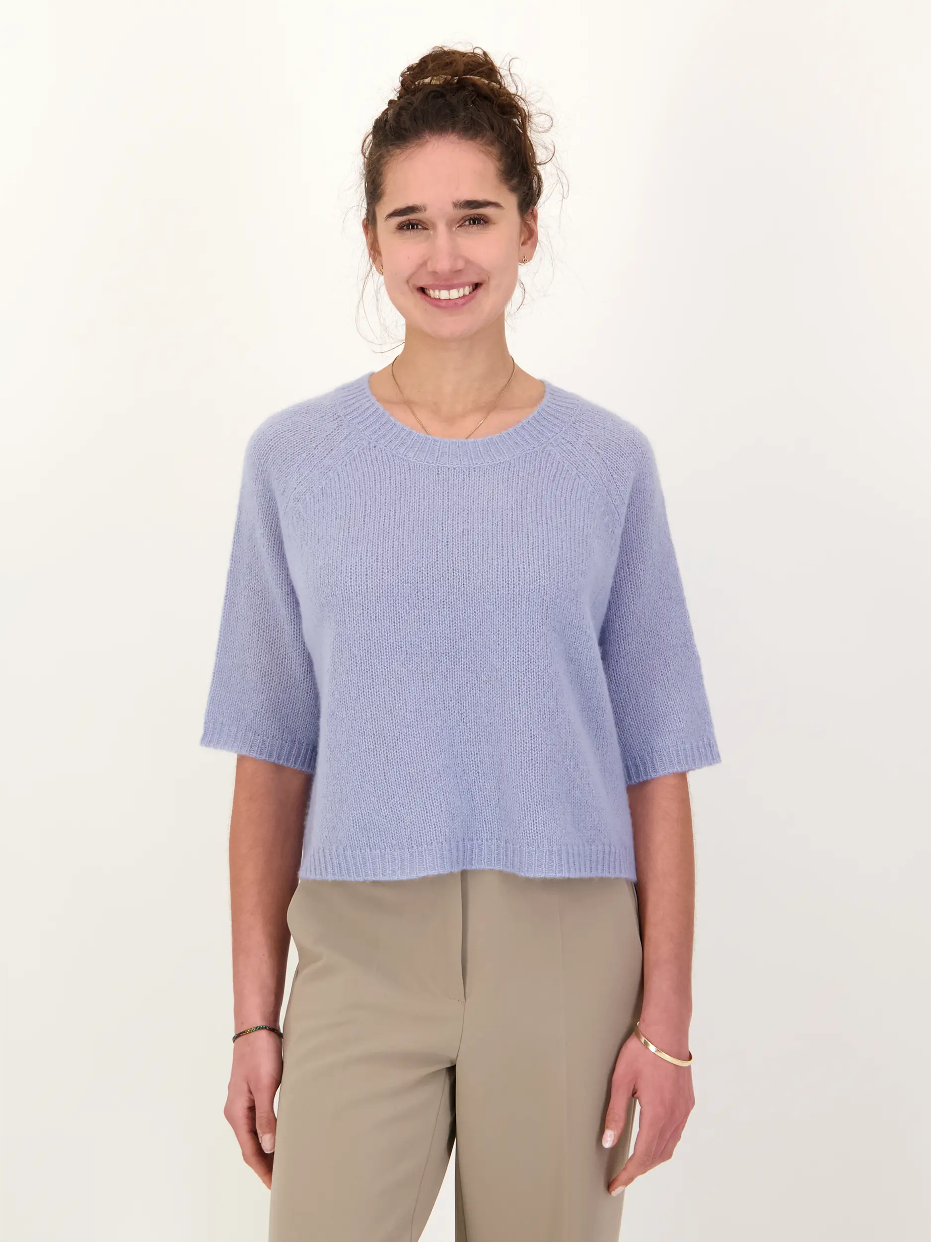 Pullover 'Shii' aus Kaschmir Seide Mix - Artikel Vorderseite getragen von einem Modell - Farbe: Blau