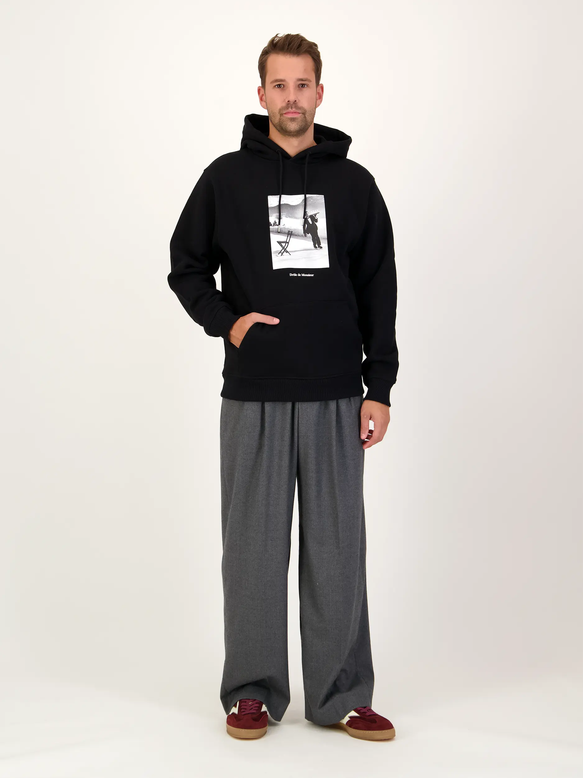 Sweatshirt 'Waiter' - Artikel Teil eines Outfits getragen von einem Modell - Farbe: Schwarz