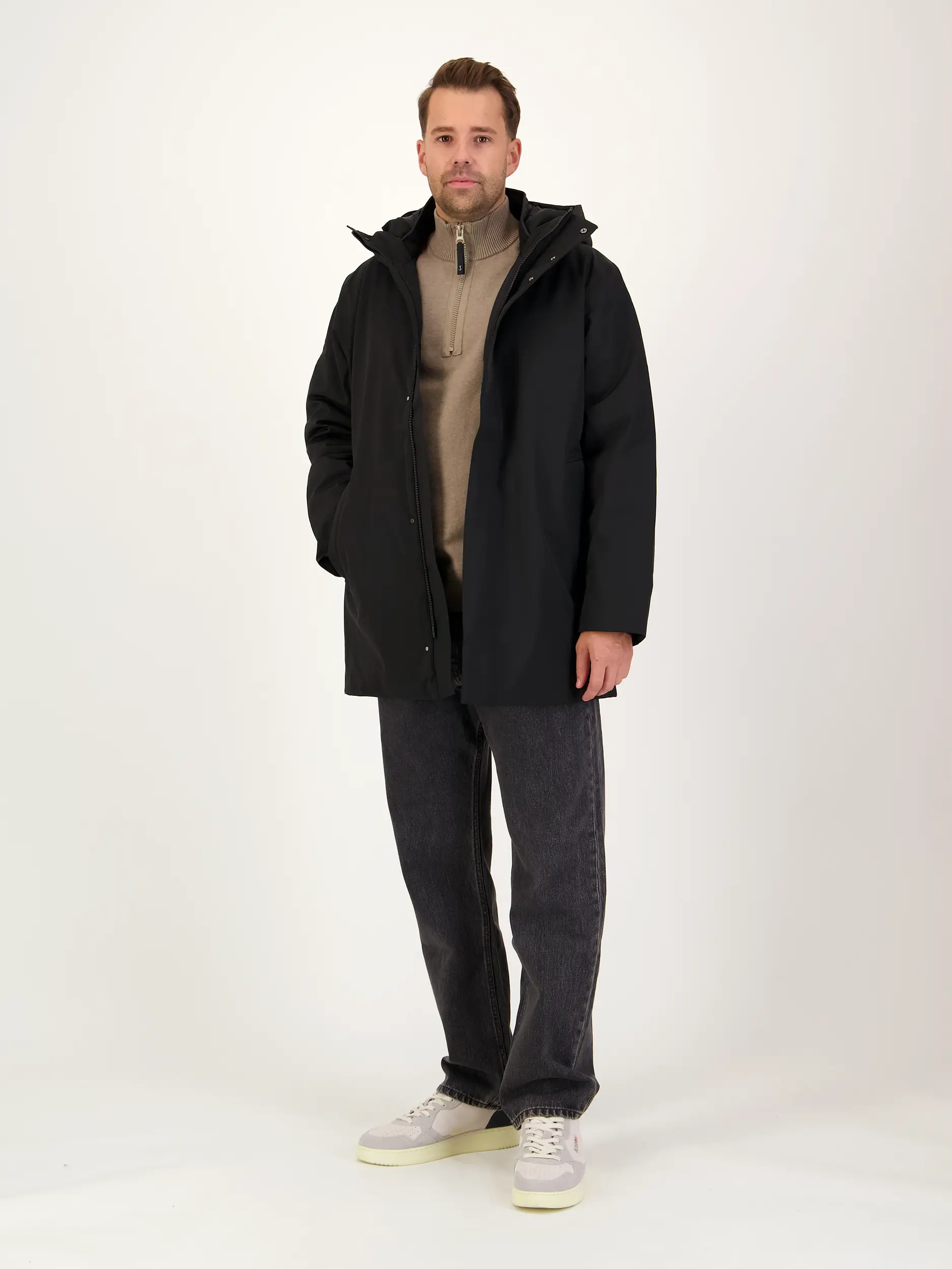 Wasserdichte Jacke 'Blakehood' - Artikel Teil eines Outfits getragen von einem Modell - Farbe: Schwarz