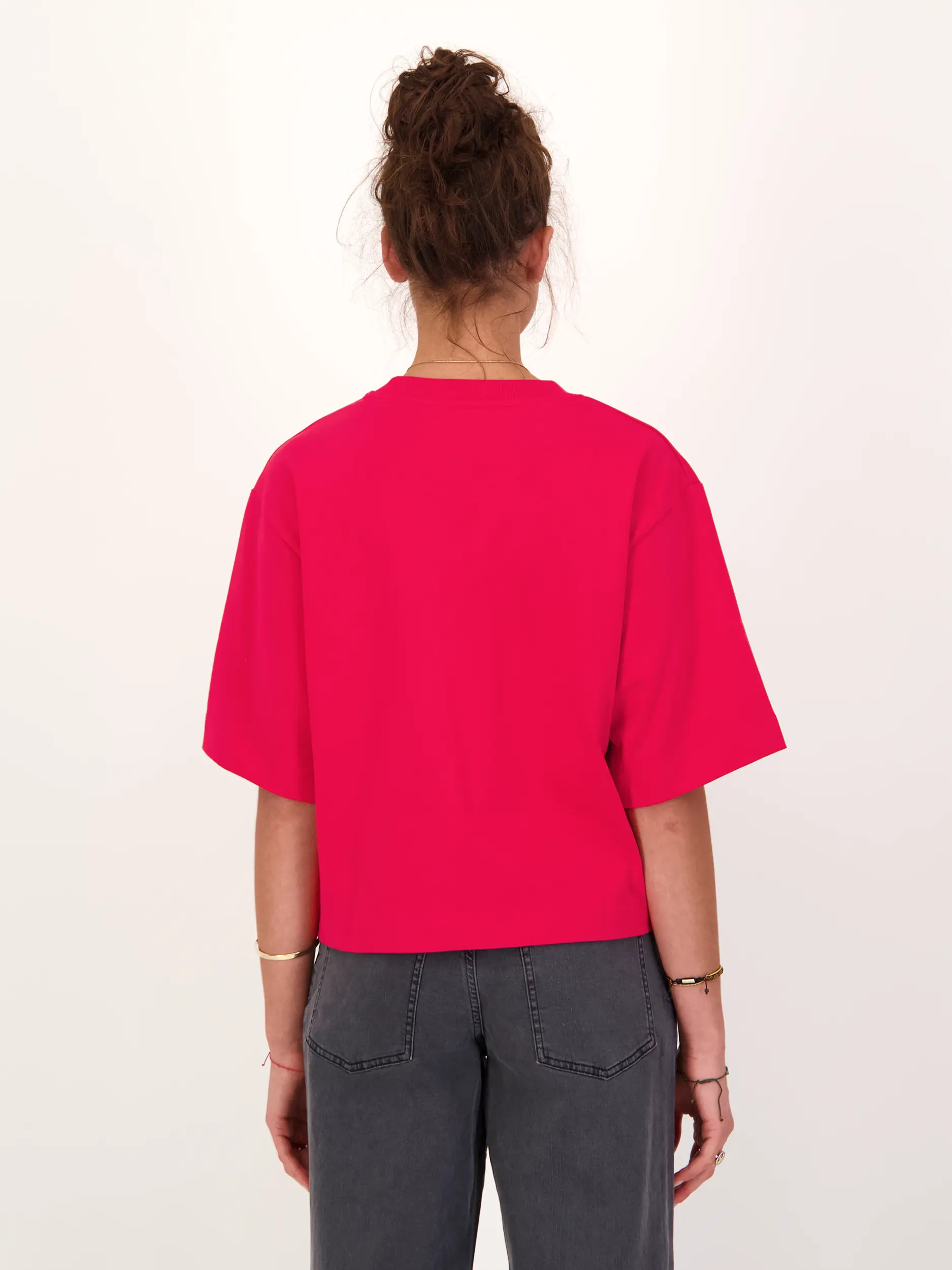 T-Shirt mit Logo - Artikel Rückseite getragen von einem Modell - Farbe: Rot