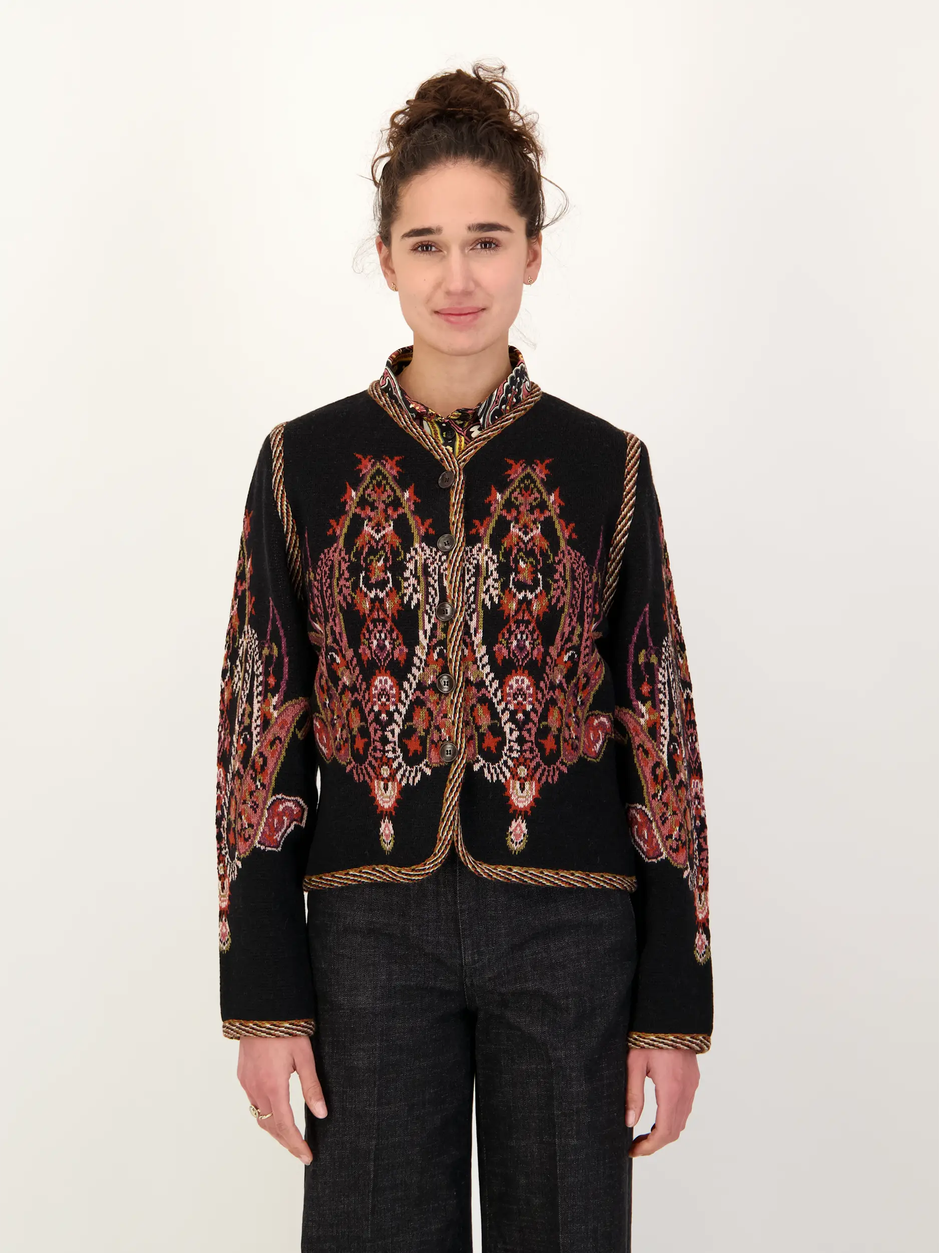 Strickjacke aus Woll-Mix - Artikel Vorderseite getragen von einem Modell - Farbe: Schwarz