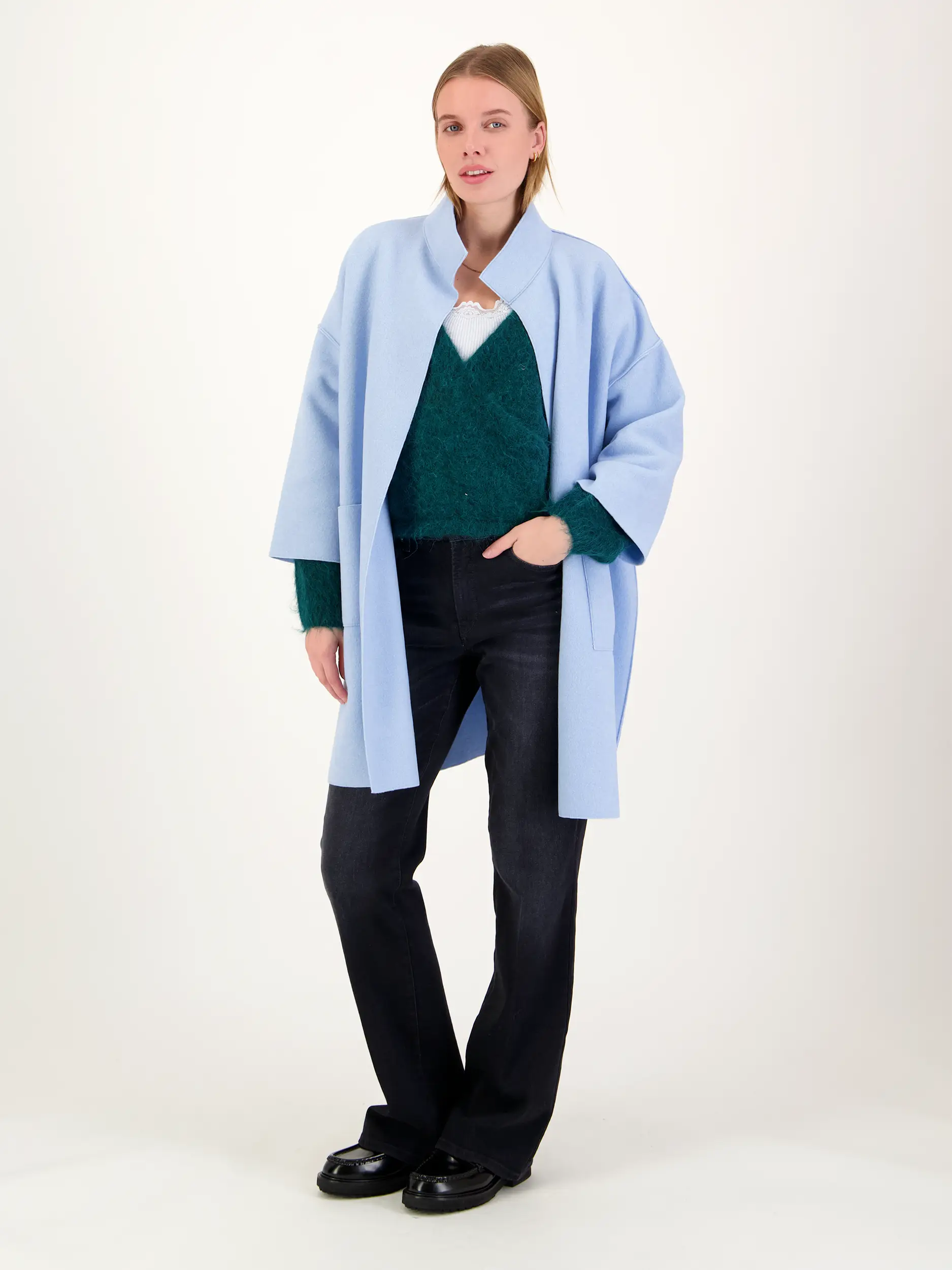 Pullover 'Nuny' aus Alpaka langarm - Artikel Teil eines Outfits getragen von einem Modell - Farbe: Grün