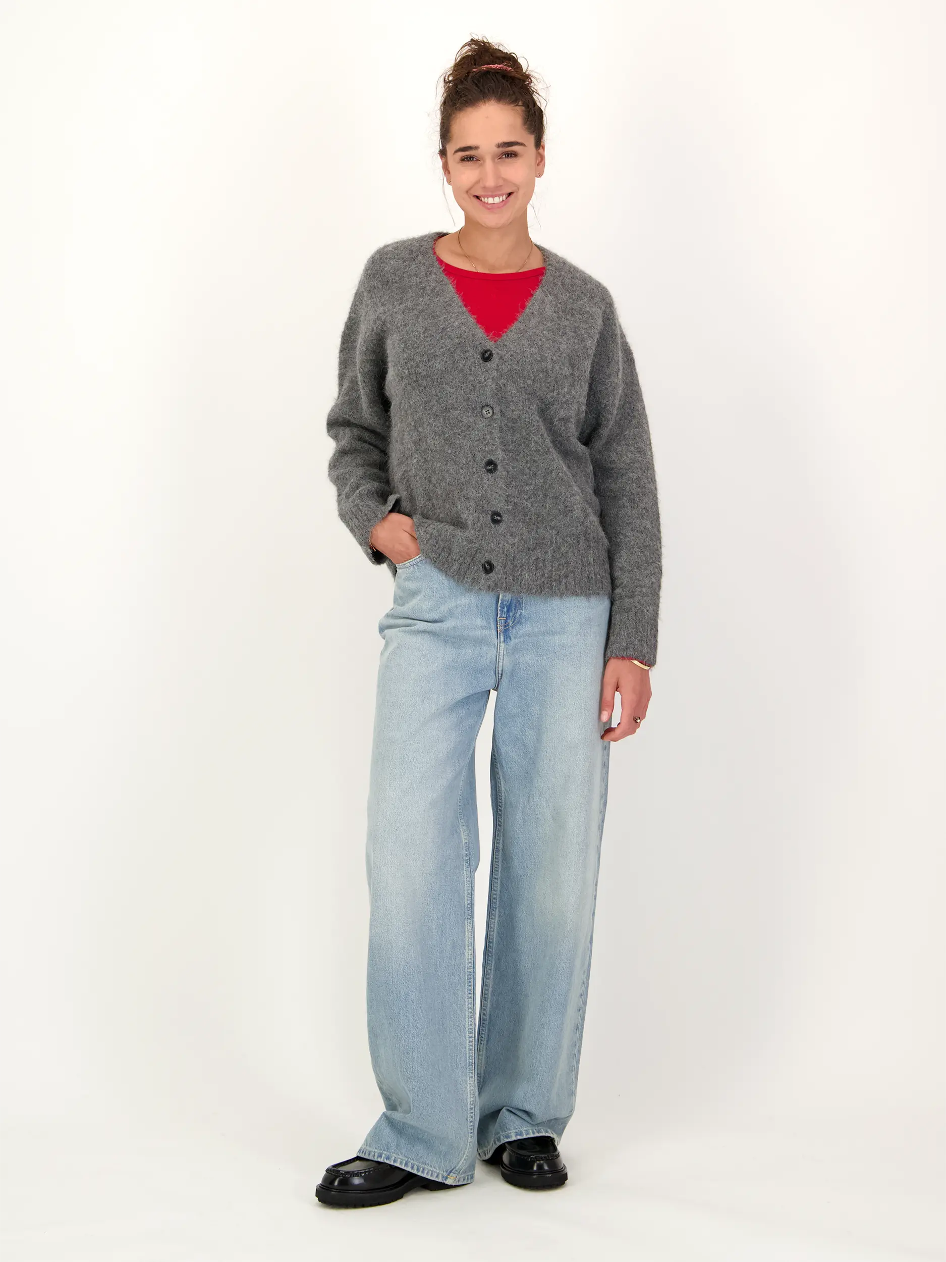 Strickjacke 'Sajeanne' aus Alpaka - Artikel Teil eines Outfits getragen von einem Modell - Farbe: Grau