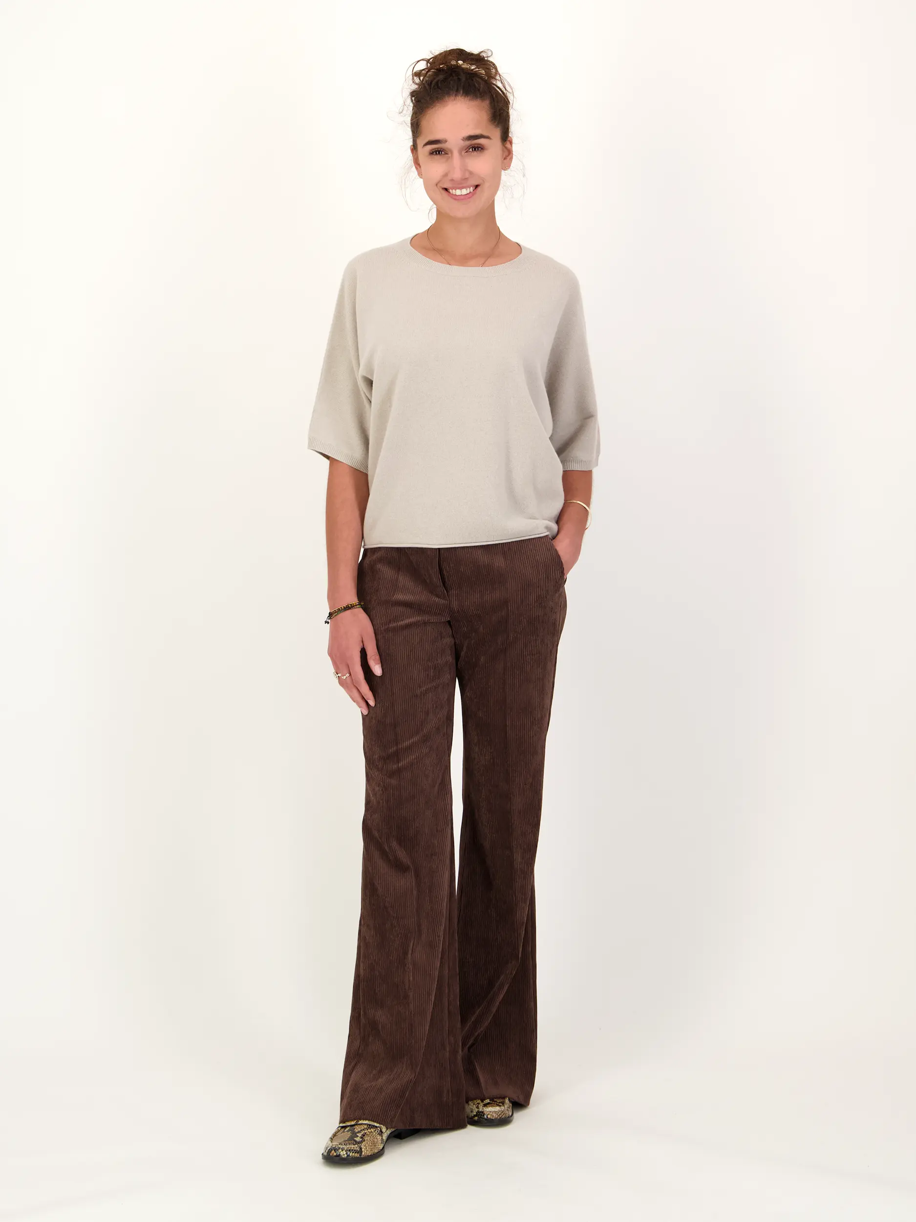 Pullover aus Wolle kurzarm - Artikel Teil eines Outfits getragen von einem Modell - Farbe: Creme