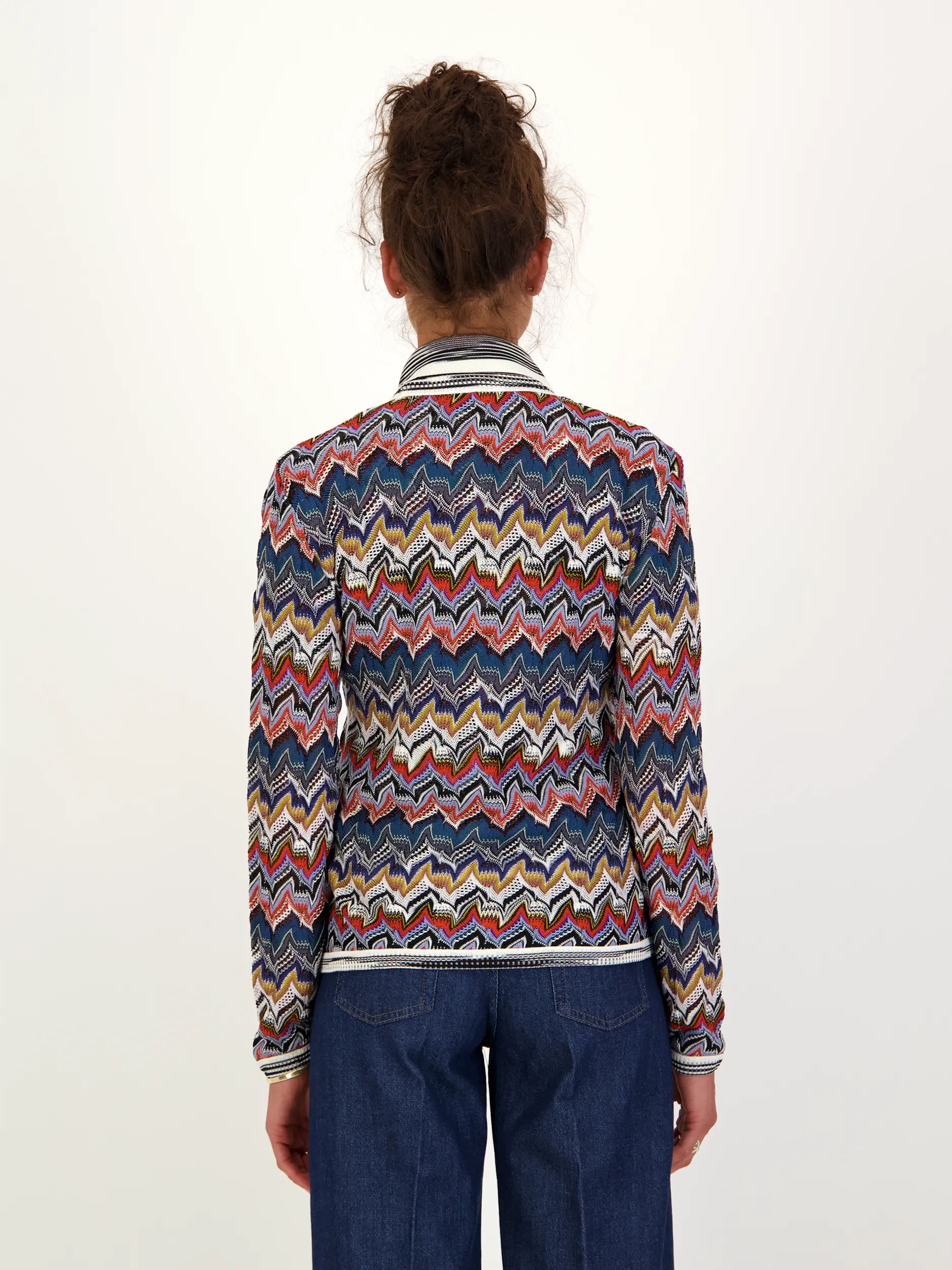 Gemusterte Strickjacke mit Glitzer - Artikel Rückseite getragen von einem Modell - Farbe: Blau
