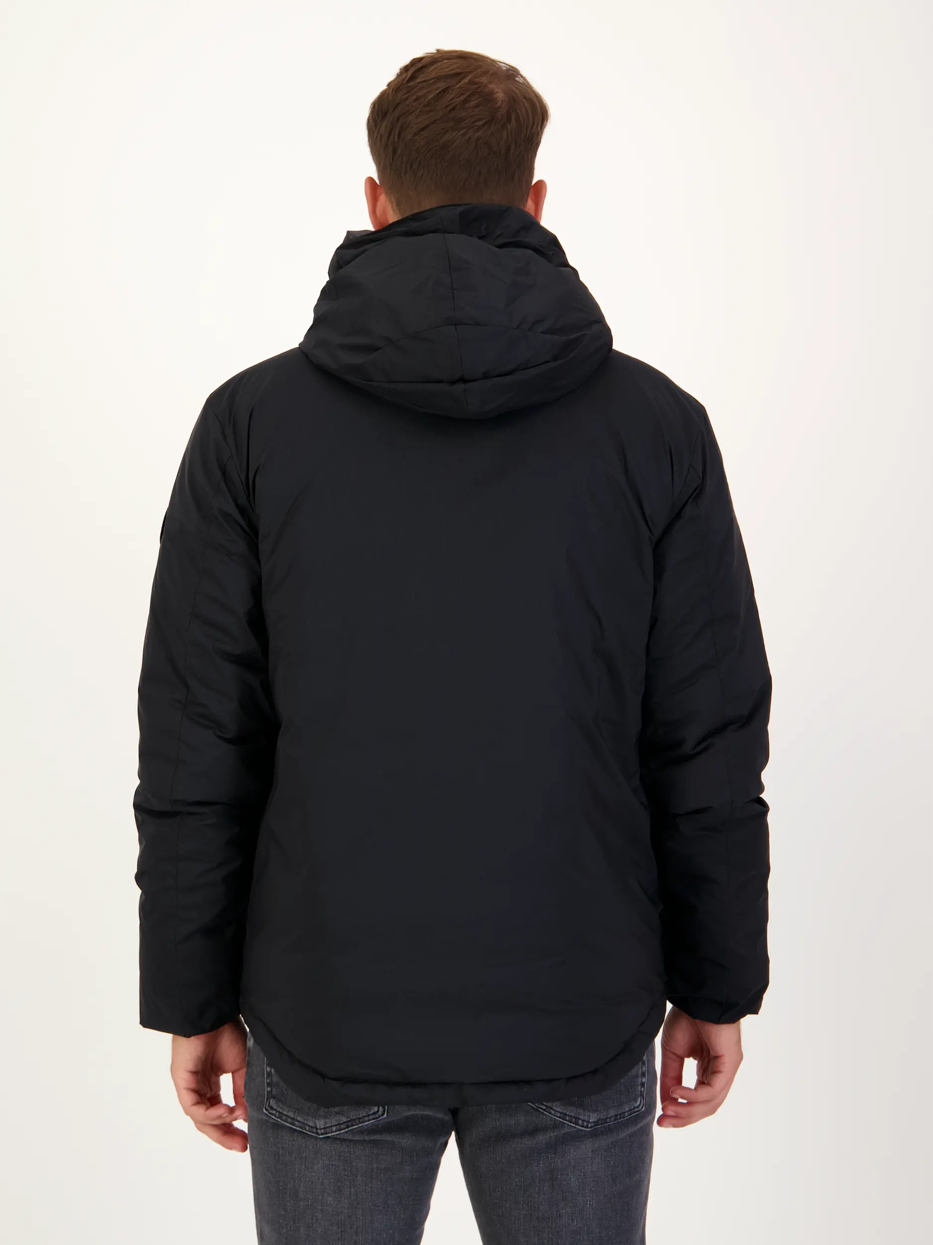 Daunenjacke 'Lodgehoody' - Artikel Rückseite getragen von einem Modell - Farbe: Schwarz