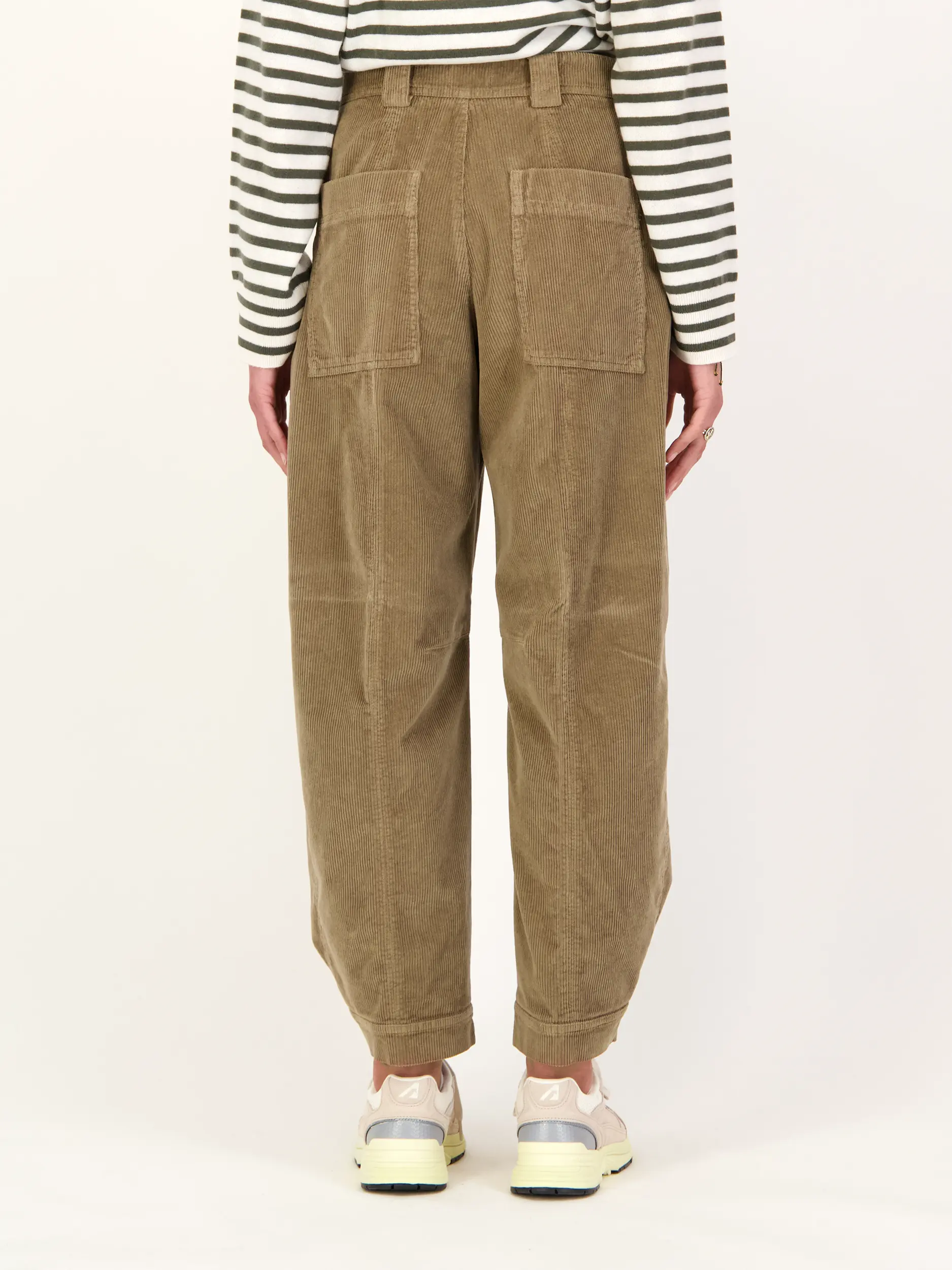 Cordhose 'Rhannon' - Artikel Rückseite getragen von einem Modell - Farbe: Braun