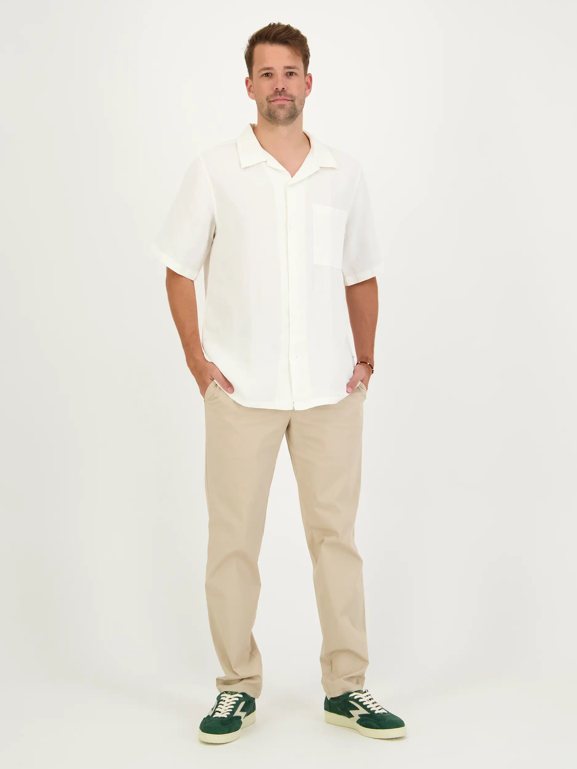 Hose - Artikel Teil eines Outfits getragen von einem Modell - Farbe: Braun