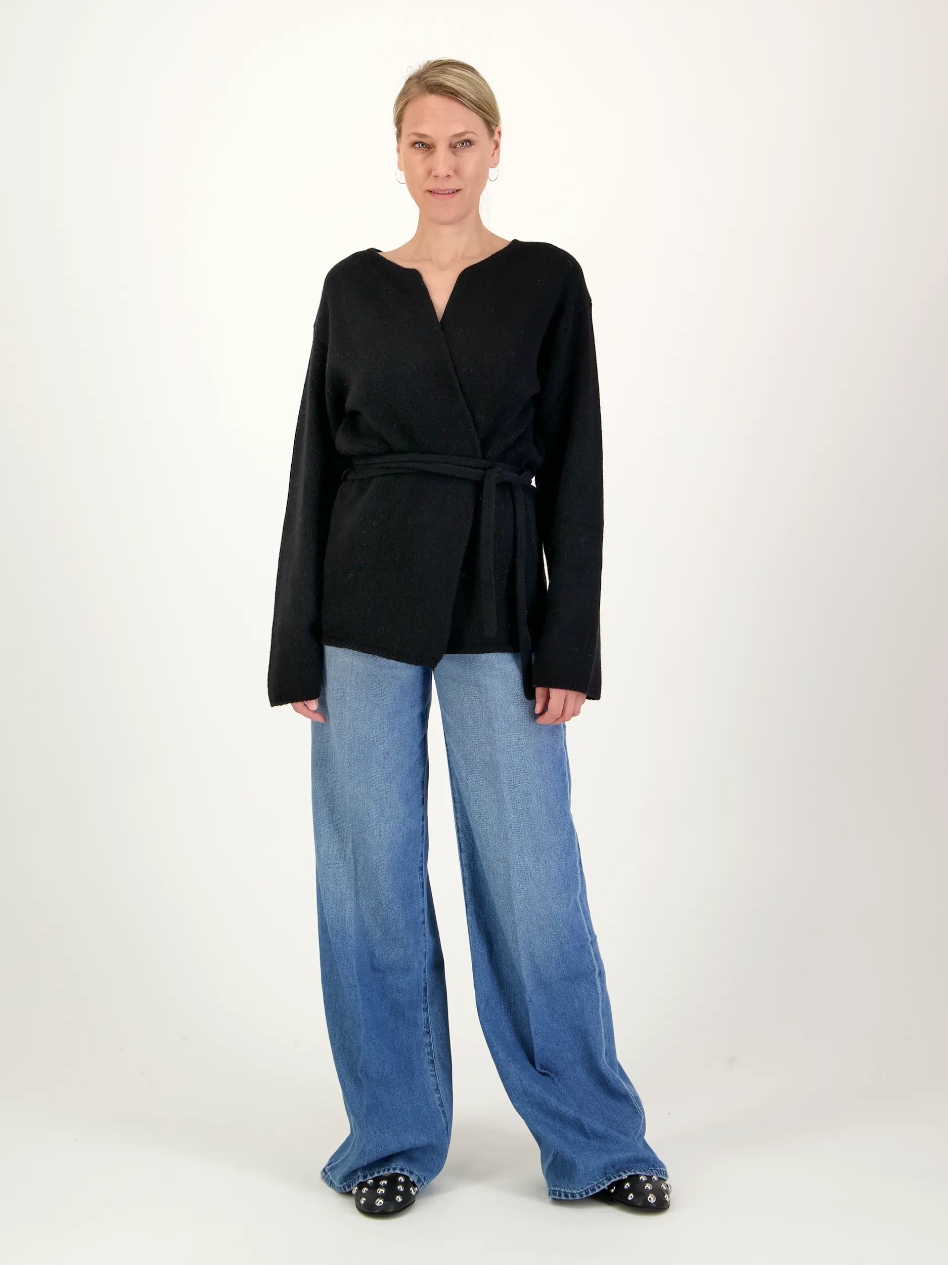 Strickjacke 'Victoria' aus Kaschmir-Mix langarm - Artikel Teil eines Outfits getragen von einem Modell - Farbe: Schwarz