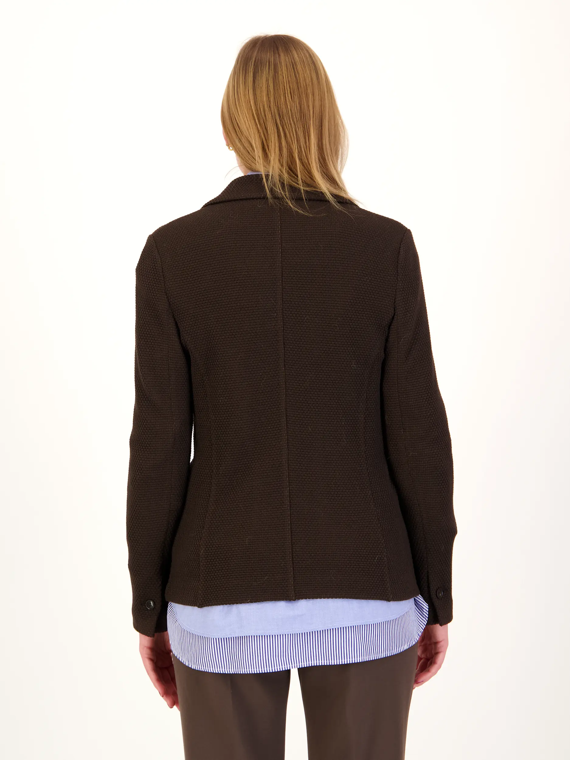 Strukturierter Blazer aus Schurwolle - Artikel Rückseite getragen von einem Modell - Farbe: Braun