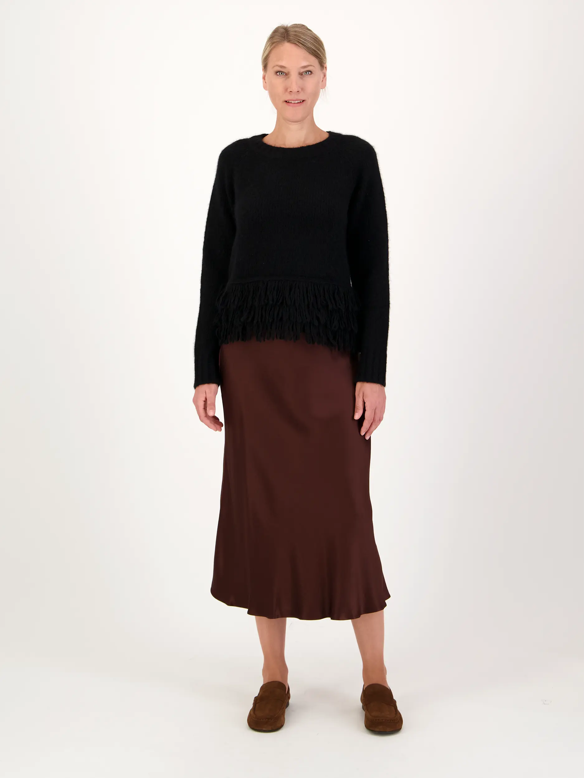 Pullover aus Kaschmir mit Fransen langarm - Artikel Teil eines Outfits getragen von einem Modell - Farbe: Schwarz