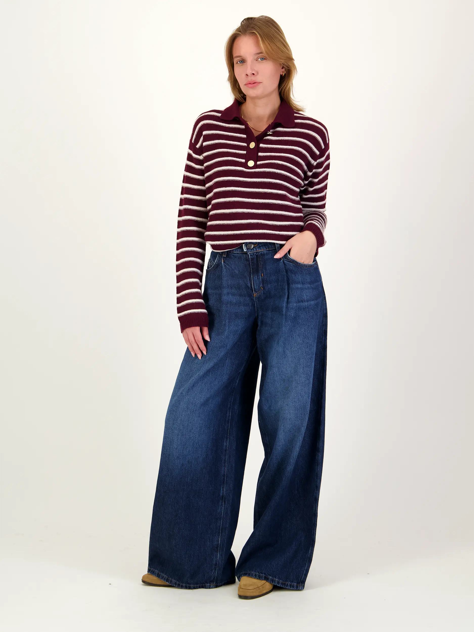 High Rise Wide Leg Jeans 'The Gent' - Artikel Teil eines Outfits getragen von einem Modell - Farbe: Blau