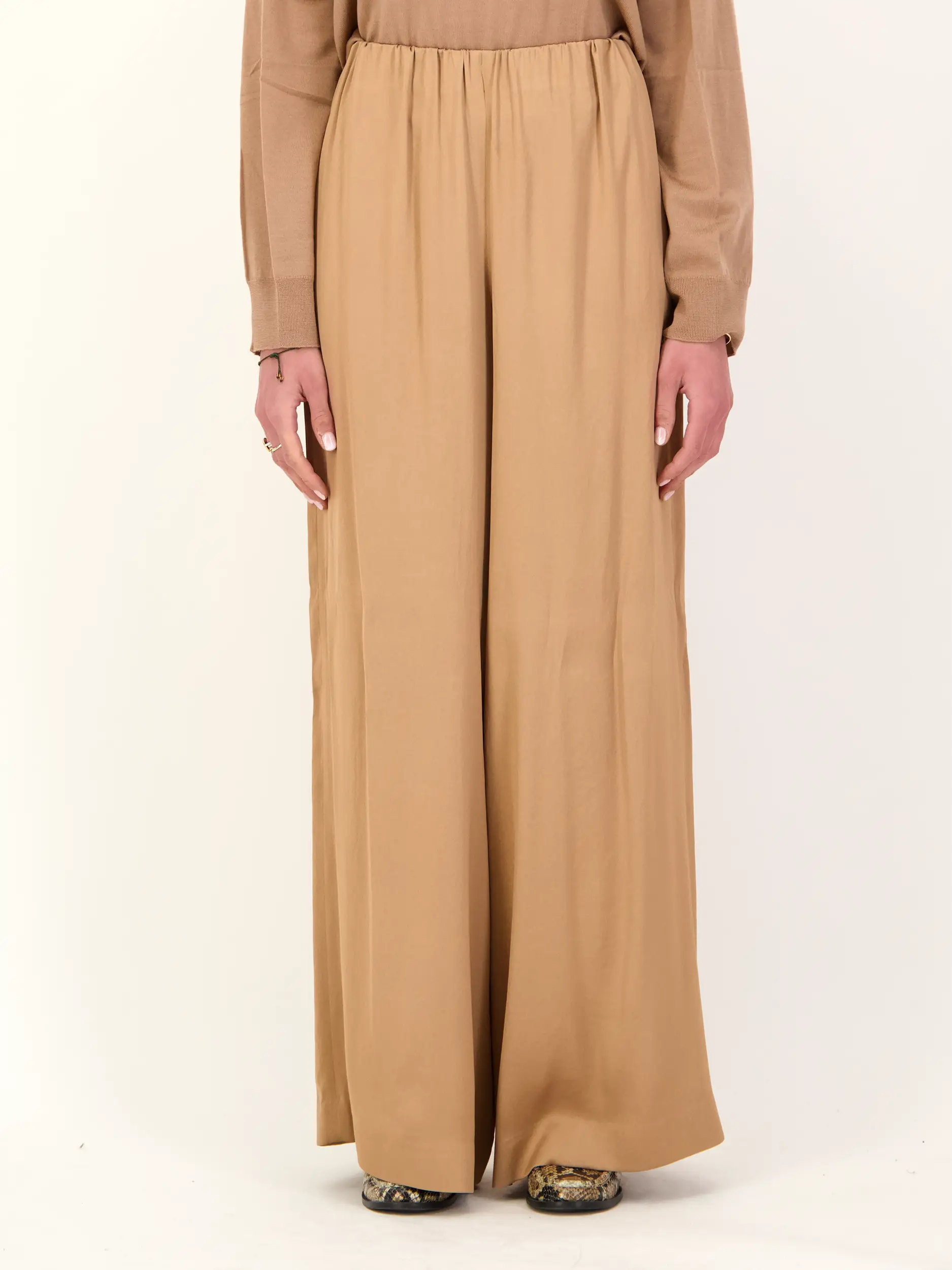 Satinhose 'Tweezer' - Artikel Vorderseite getragen von einem Modell - Farbe: Beige