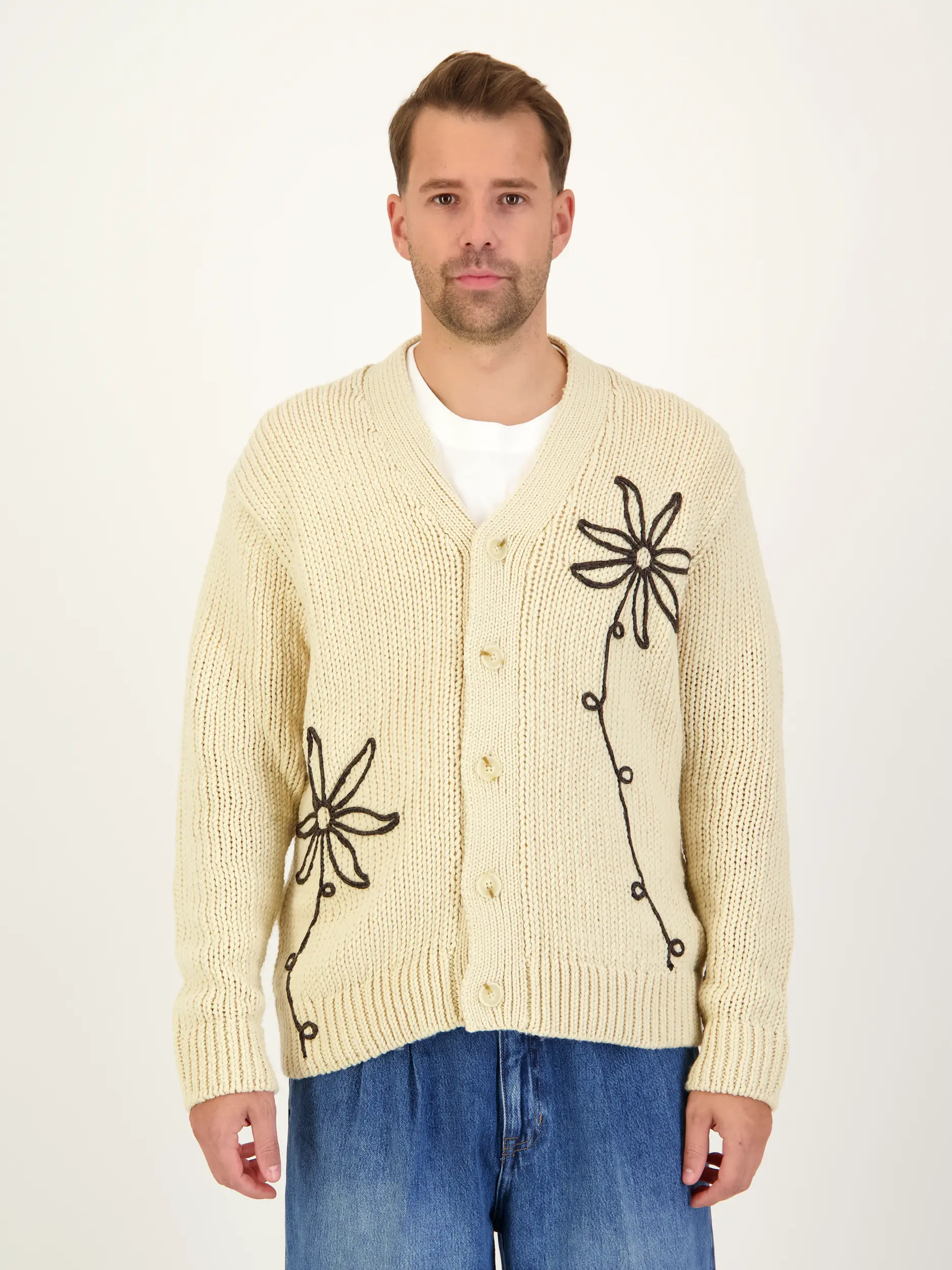 Strickjacke 'Mikaflower' - Artikel Vorderseite getragen von einem Modell - Farbe: Beige