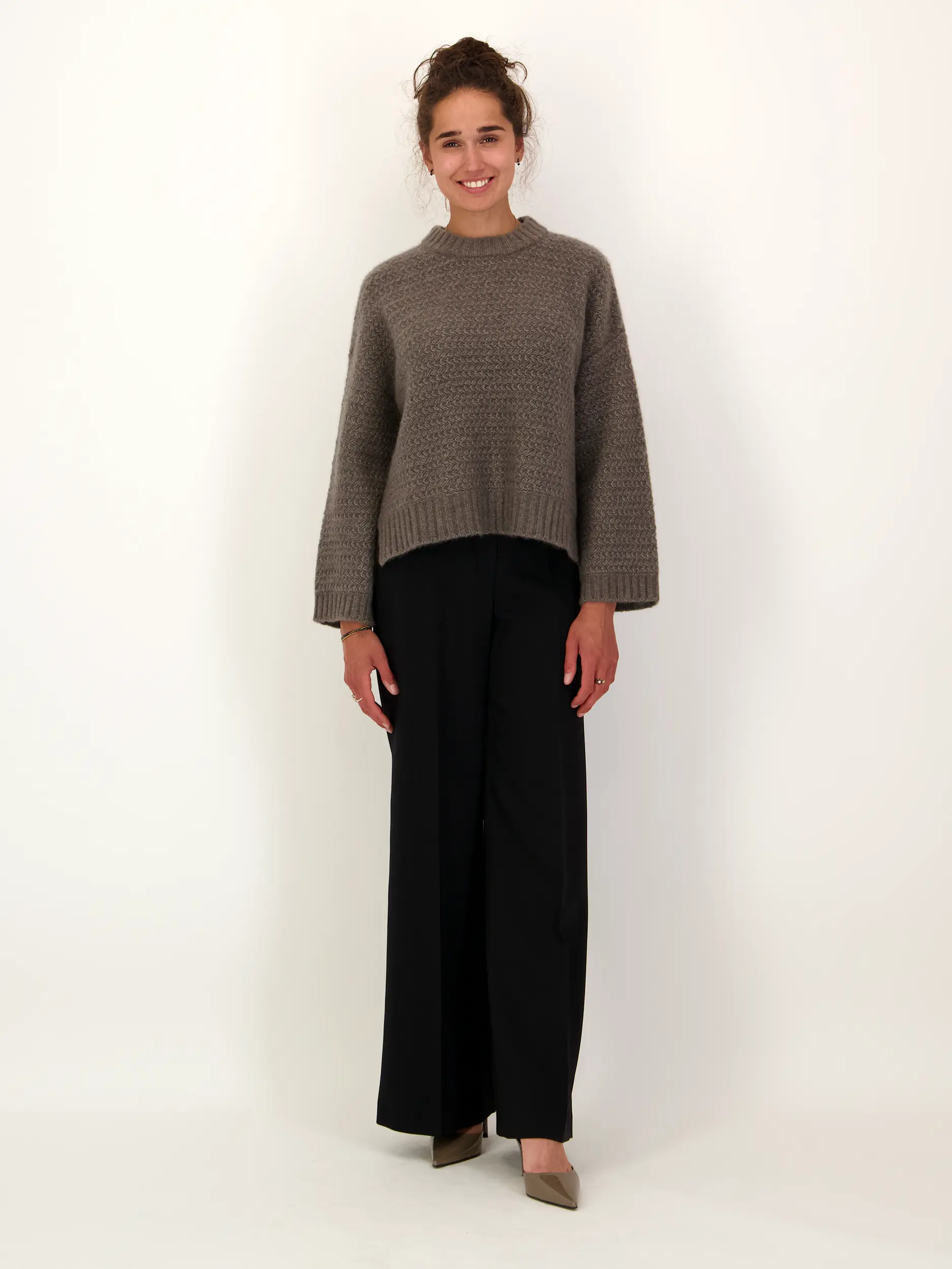 Pullover 'Surrey' aus Kaschmir langarm - Artikel Teil eines Outfits getragen von einem Modell