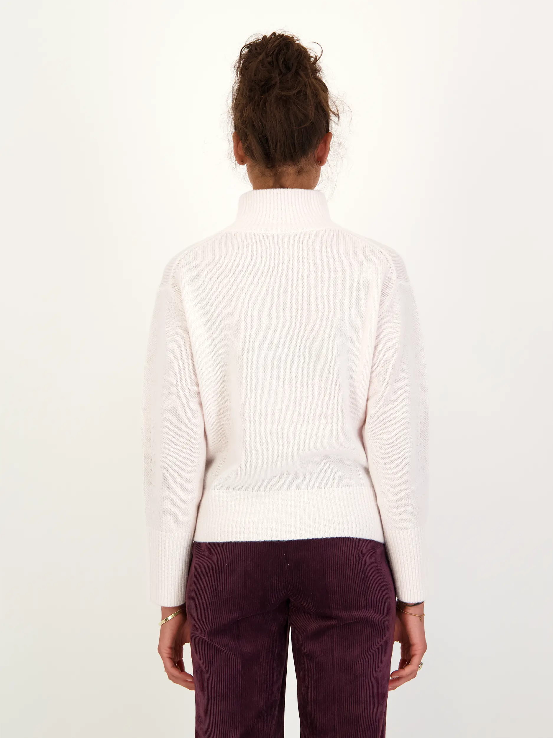 Pullover aus Wolle langarm - Artikel Rückseite getragen von einem Modell - Farbe: Creme