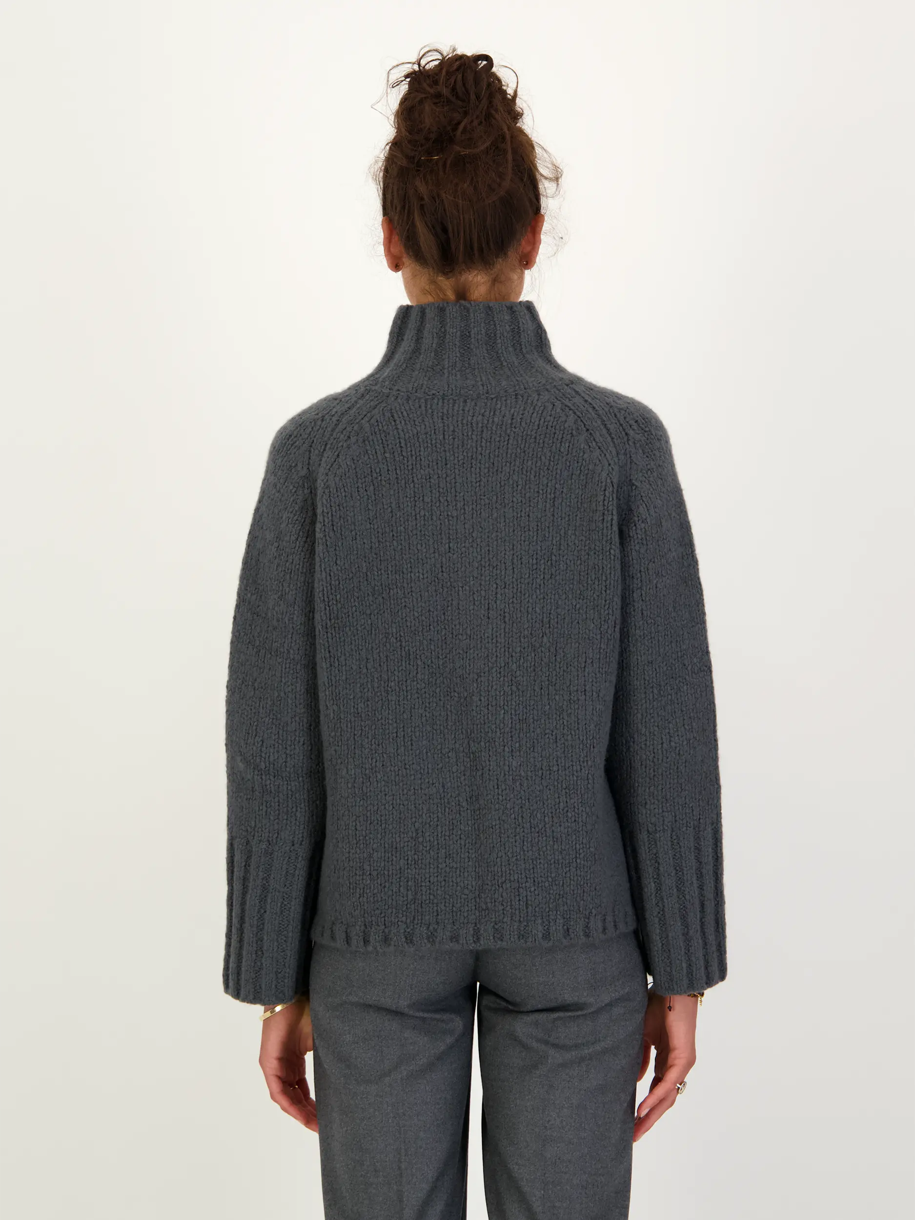 Pullover aus Kaschmir langarm - Artikel Rückseite getragen von einem Modell - Farbe: Grau