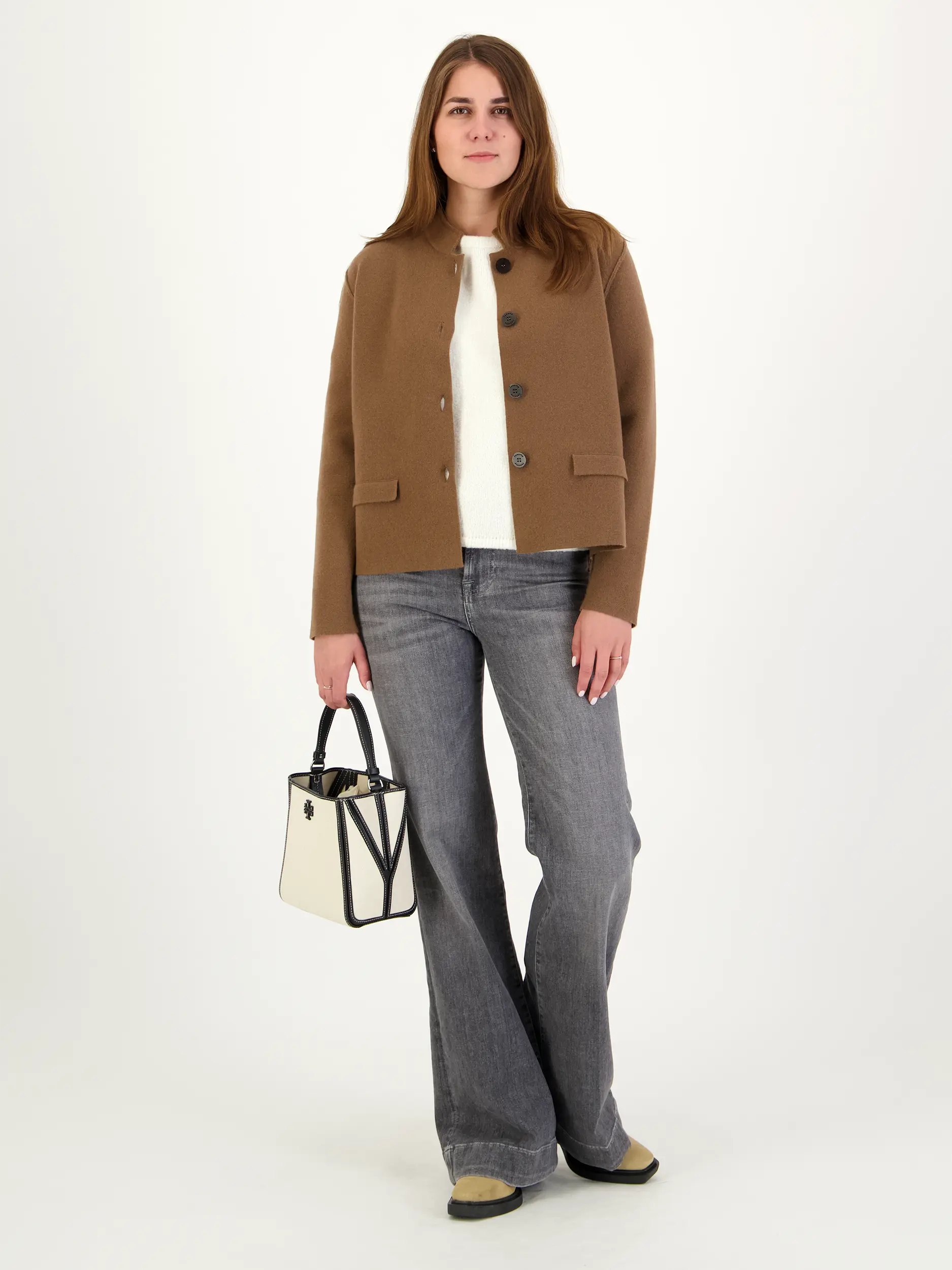 Blazer - Artikel Teil eines Outfits getragen von einem Modell - Farbe: Braun