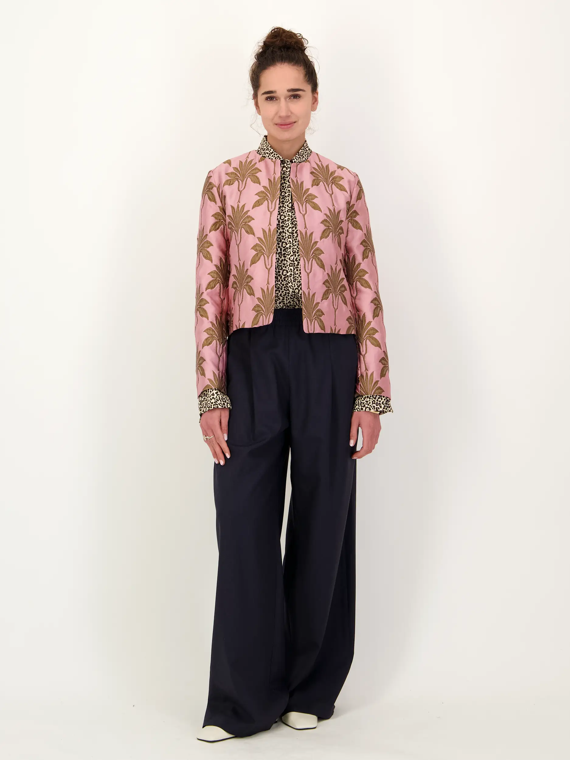 Gemusterte Jacke  - Artikel Teil eines Outfits getragen von einem Modell - Farbe: Rosa&Pink