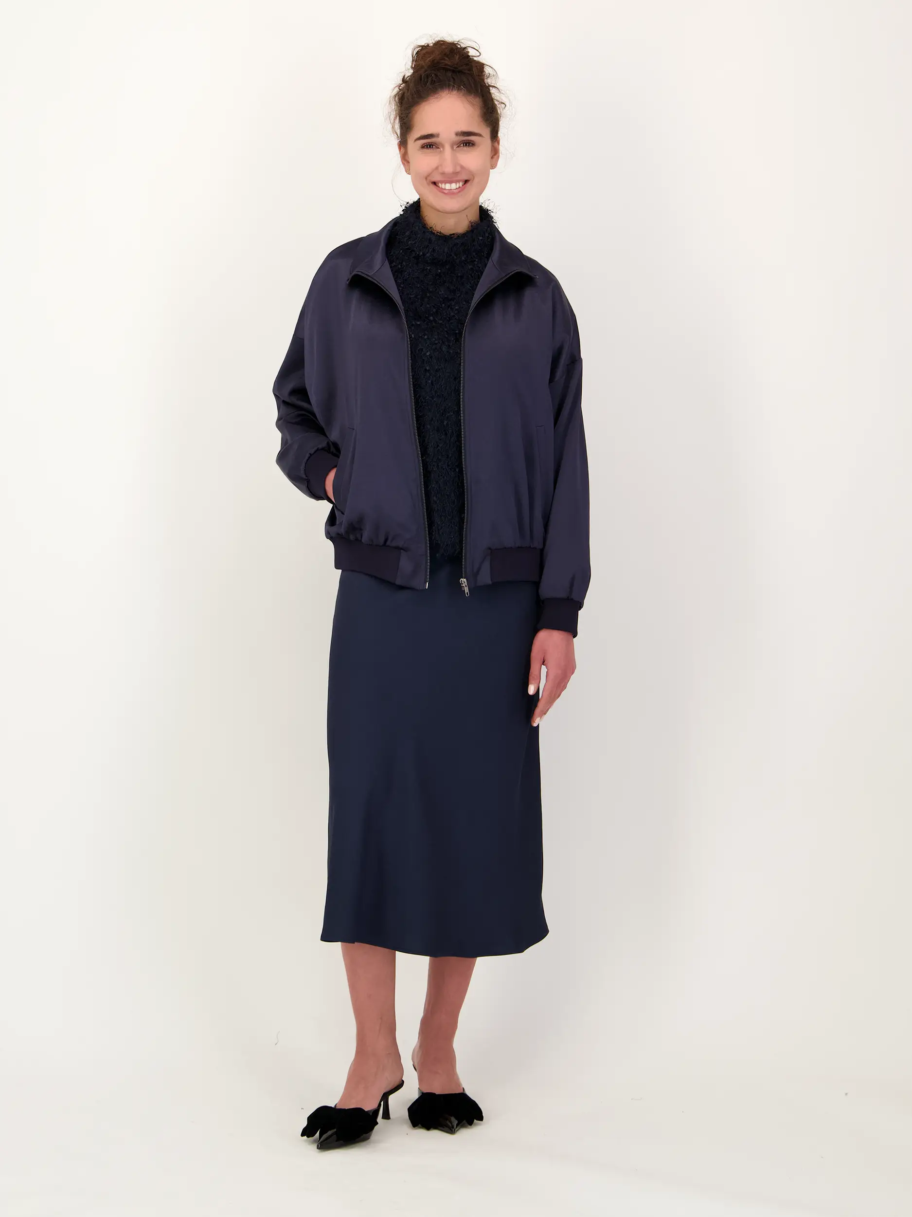 Blouson 'Eyam' aus Satin - Artikel Teil eines Outfits getragen von einem Modell - Farbe: Blau