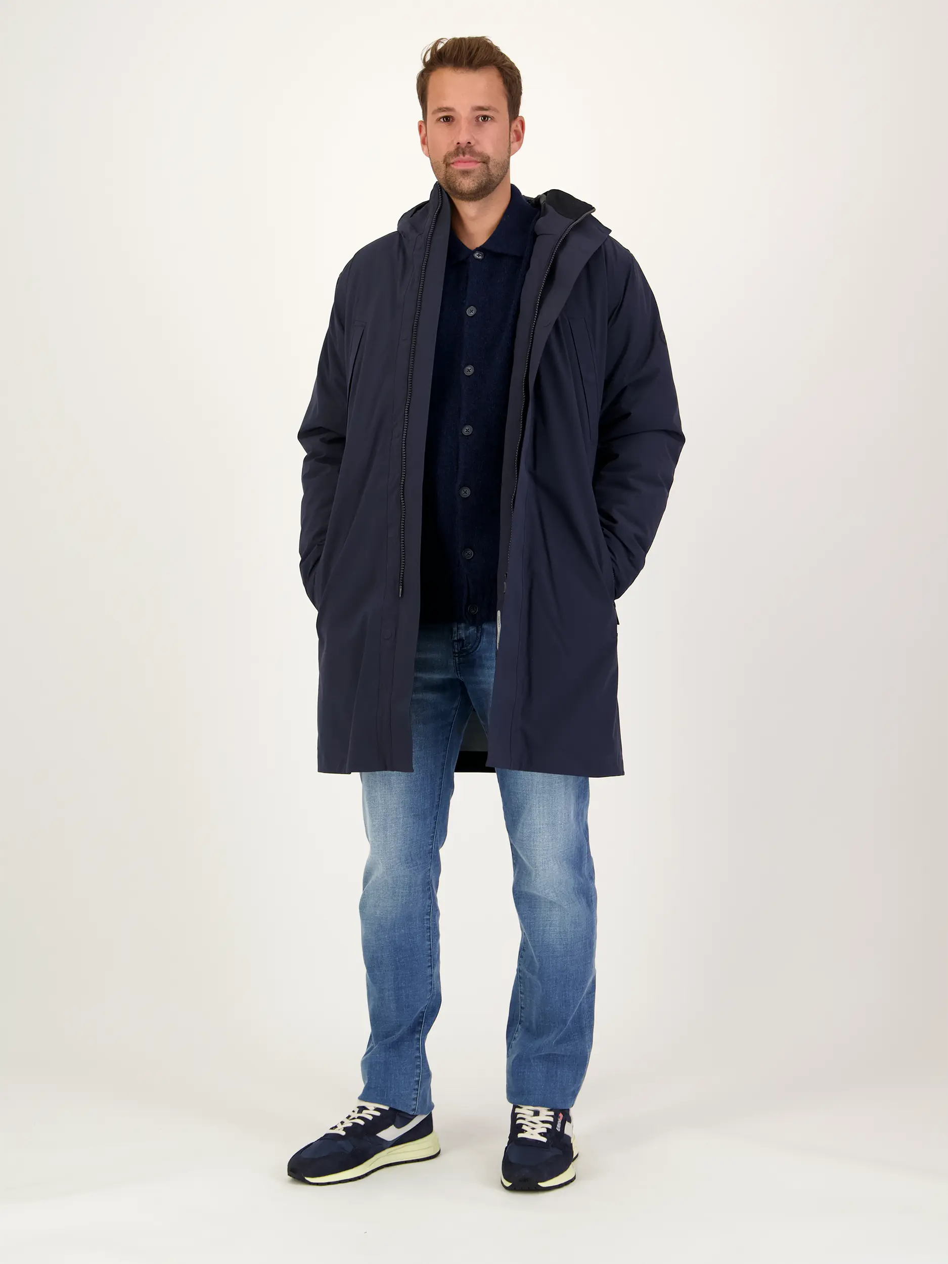 Wasserdichter Parka 'Koov' - Artikel Teil eines Outfits getragen von einem Modell - Farbe: Blau