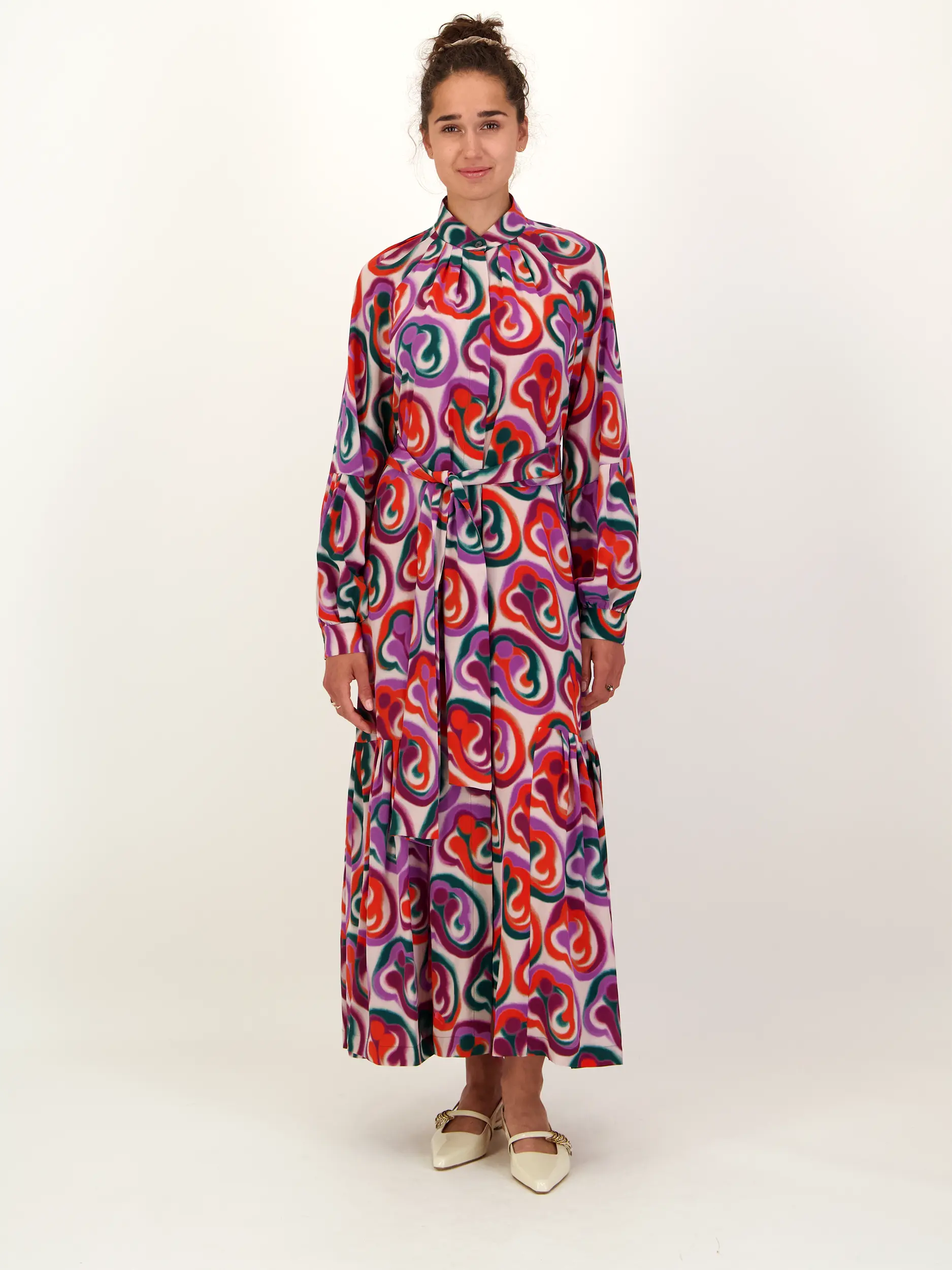 Gemustertes Maxi Seidenkleid langarm - Artikel Teil eines Outfits getragen von einem Modell