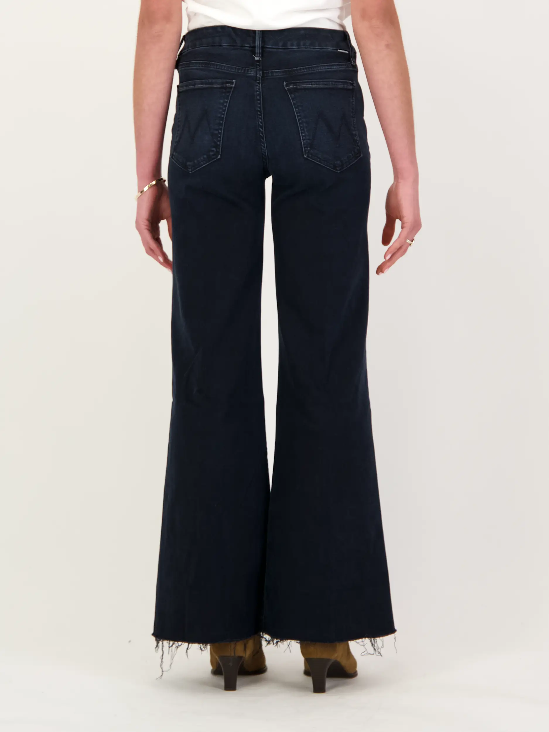 High Waist Wide Leg Jeans 'The Roller Frey' - Artikel Rückseite getragen von einem Modell - Farbe: Schwarz