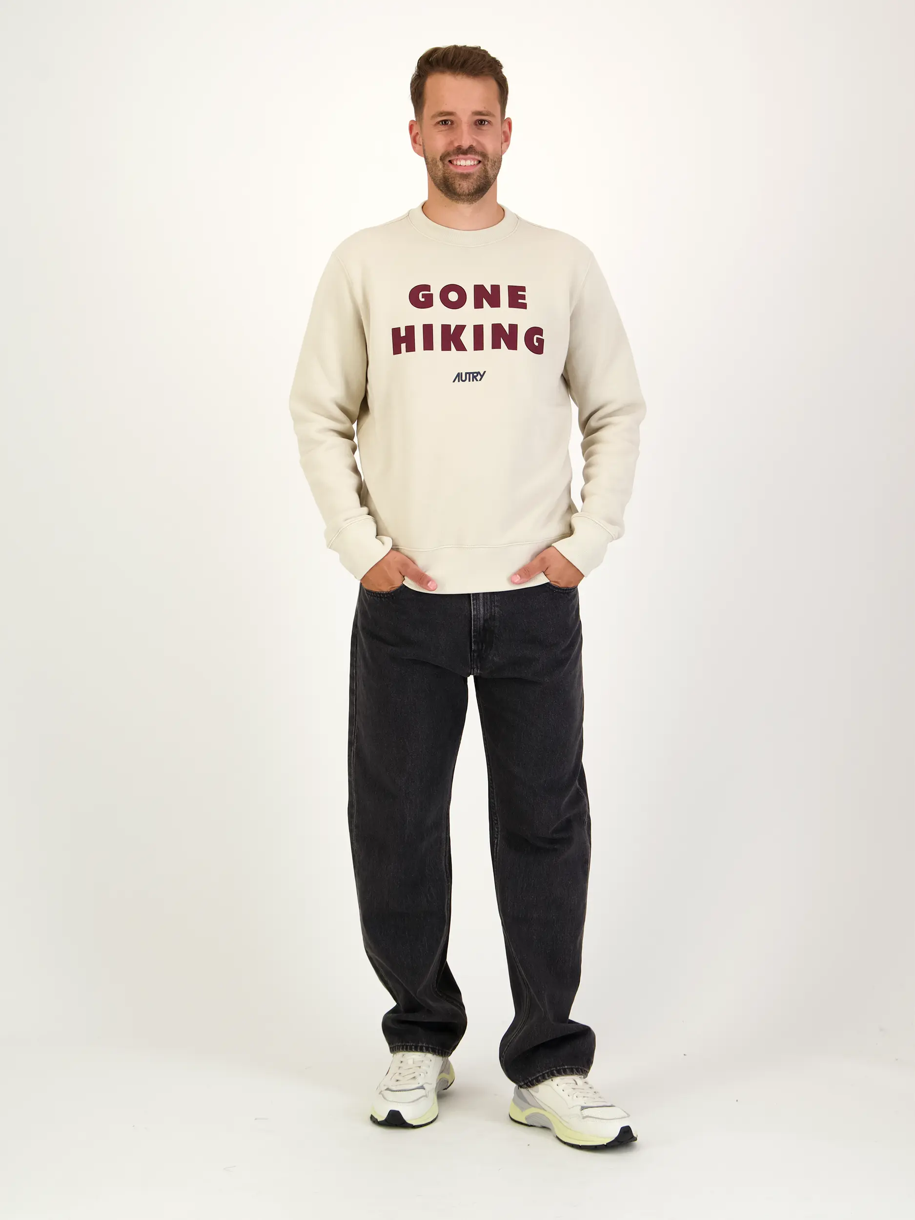 Sweatshirt - Artikel Teil eines Outfits getragen von einem Modell - Farbe: Braun