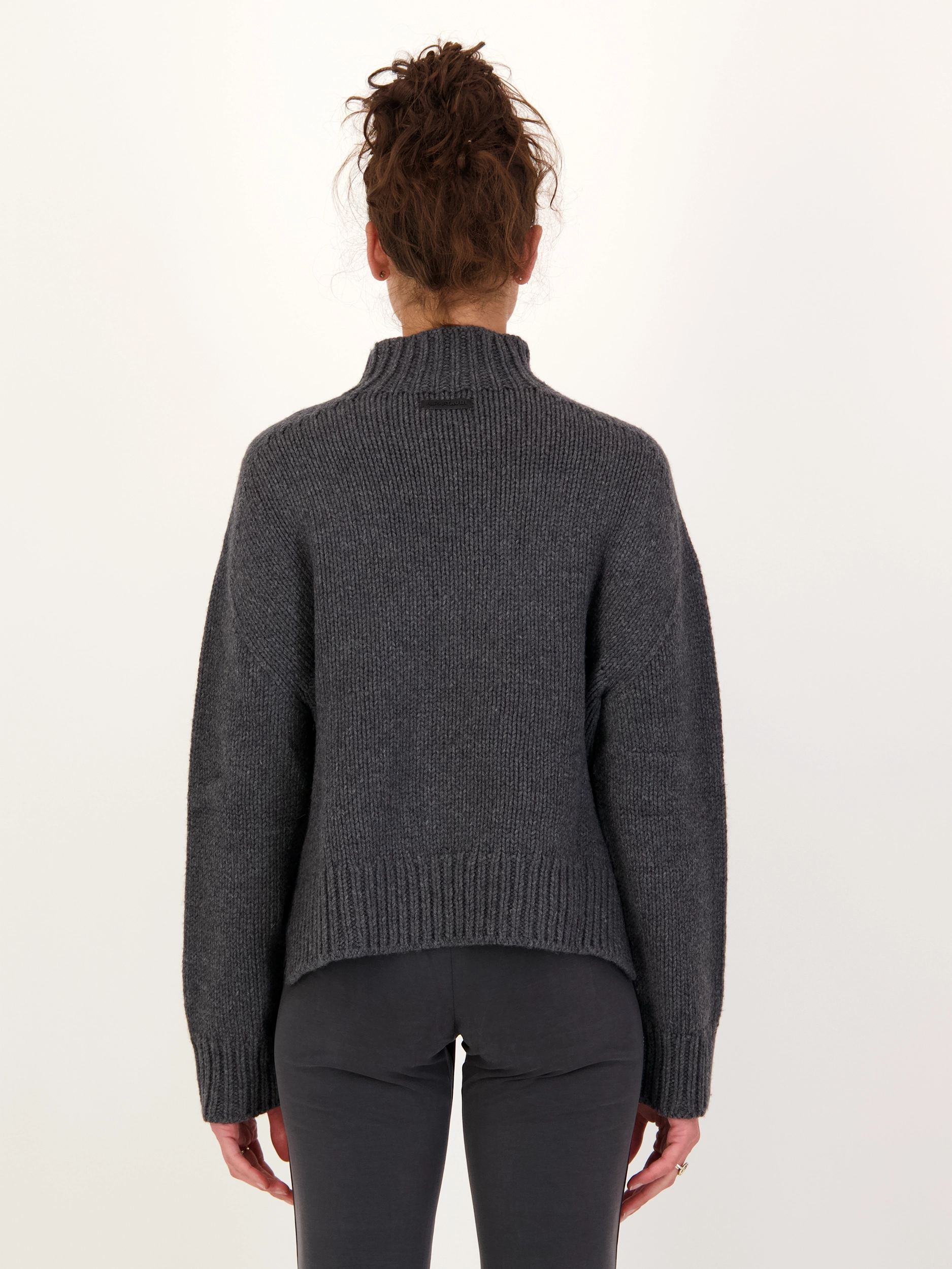 Pullover 'Faye' aus Woll-Mix langarm - Artikel Rückseite getragen von einem Modell - Farbe: Grau