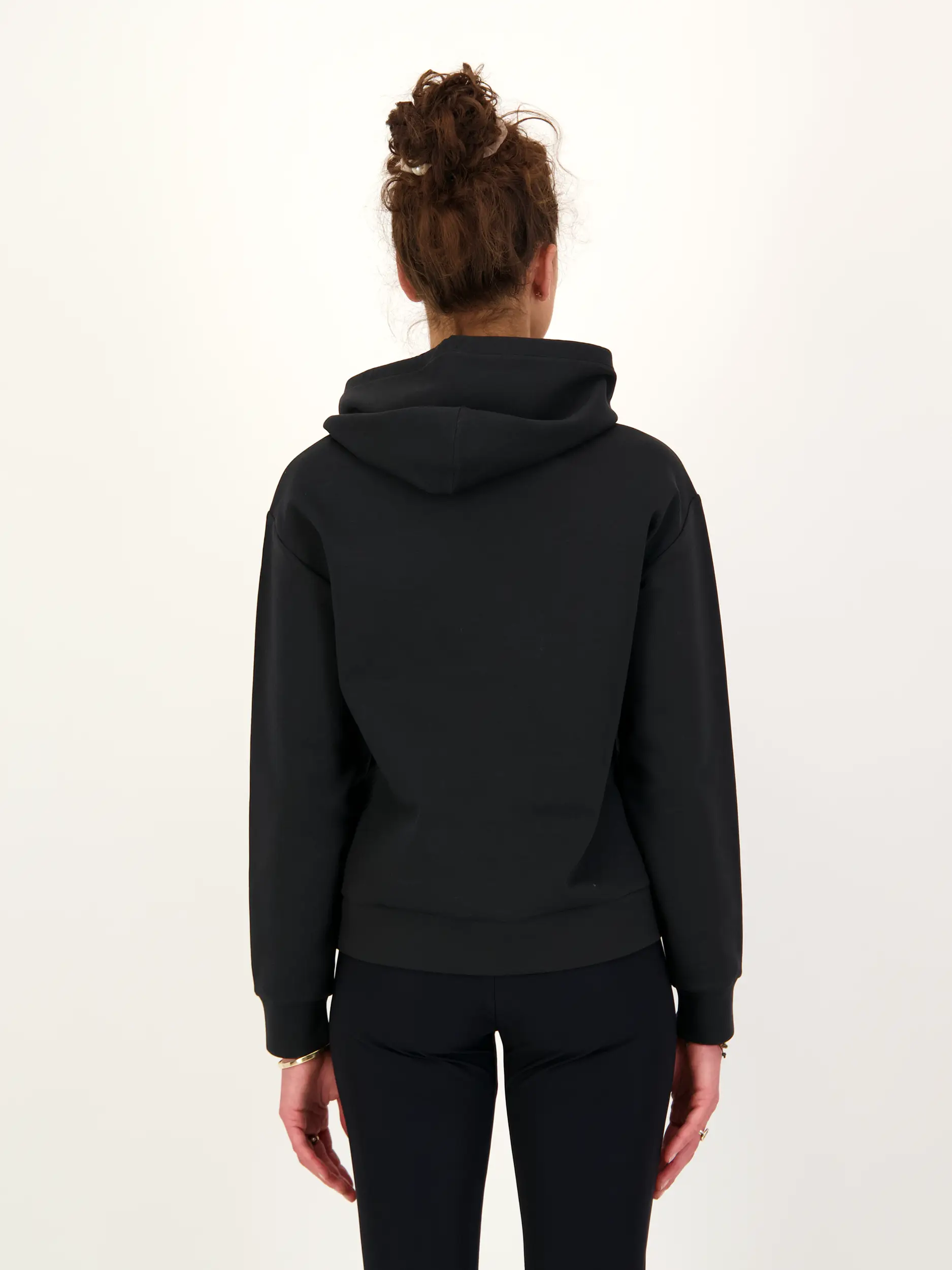Sweatshirt 'Suri' - Artikel Rückseite getragen von einem Modell - Farbe: Schwarz