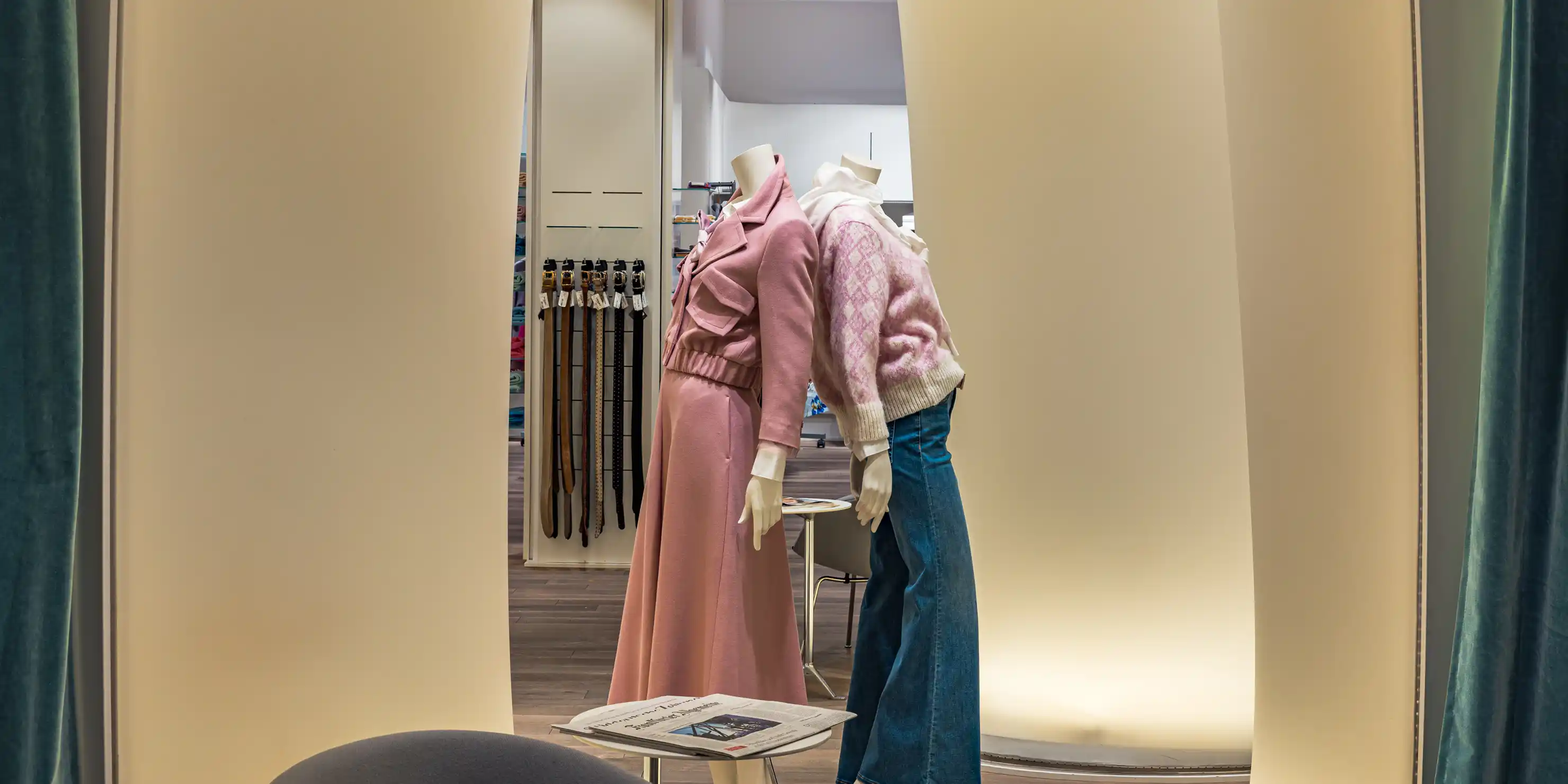 Hier ist eine Verkaufsfläche der Damenabteilung zu sehen