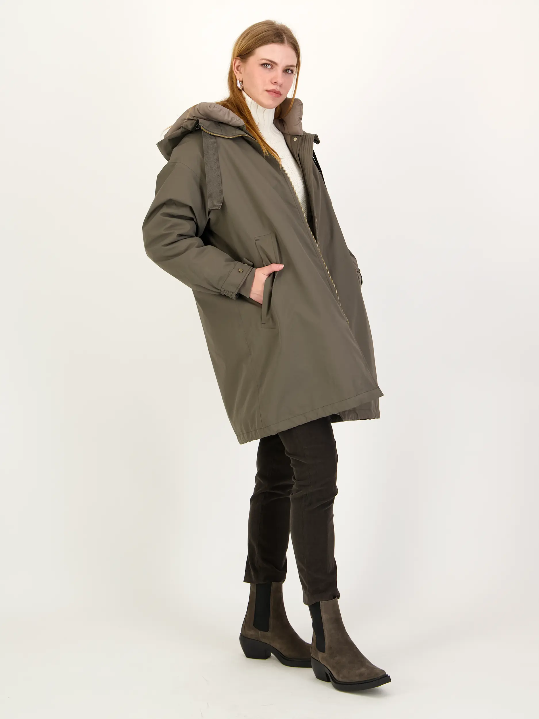 Kurzmantel 'Joy' - Artikel Teil eines Outfits getragen von einem Modell - Farbe: Grau