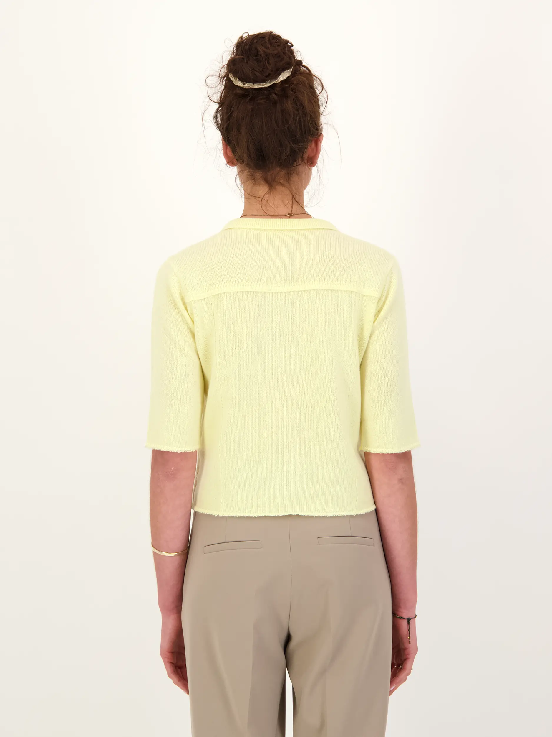 Strickjacke aus Kaschmir Mix - Artikel Rückseite getragen von einem Modell - Farbe: Gelb