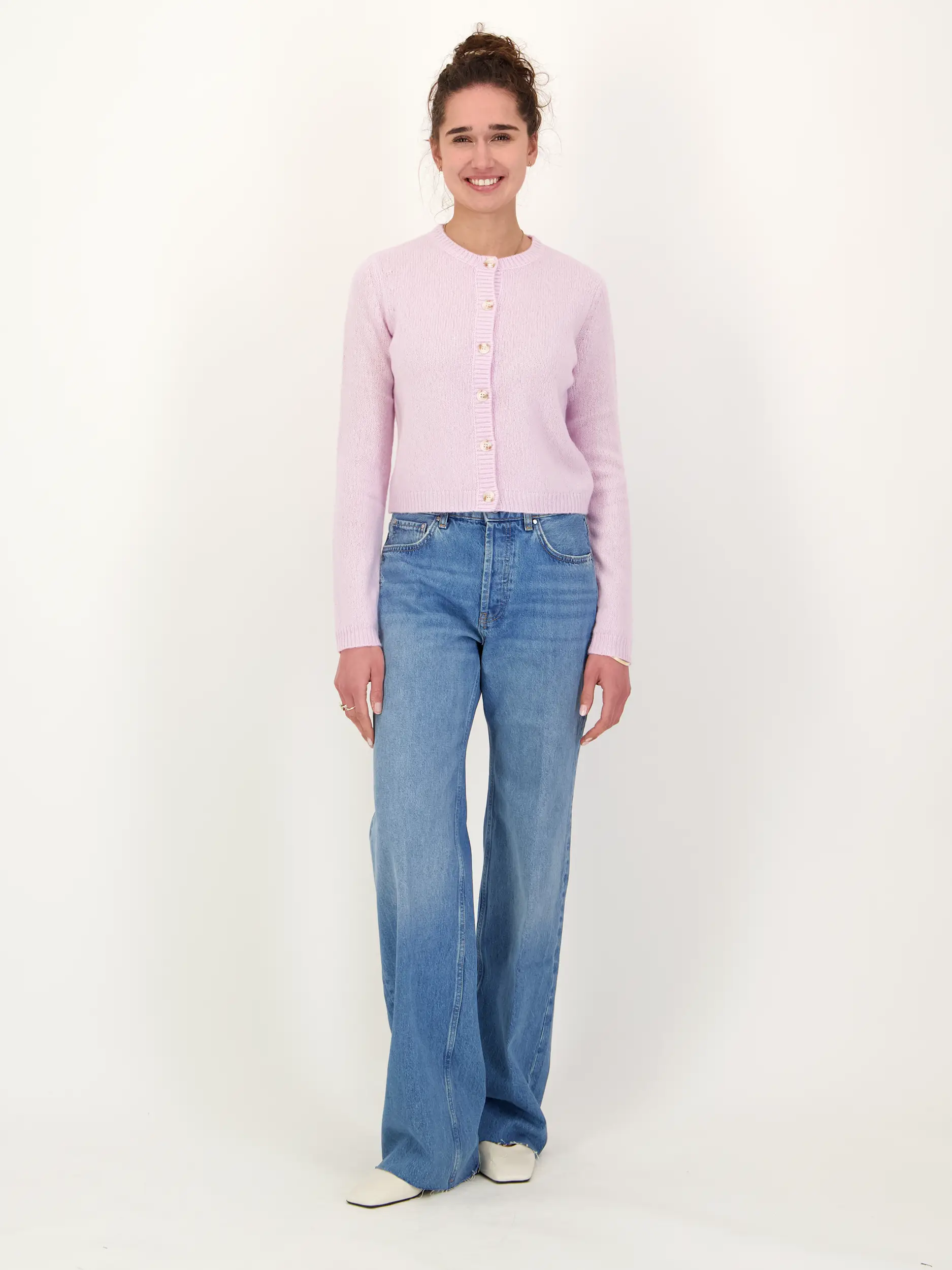 Strickjacke 'Felicia'  - Artikel Teil eines Outfits getragen von einem Modell - Farbe: Rosa&Pink