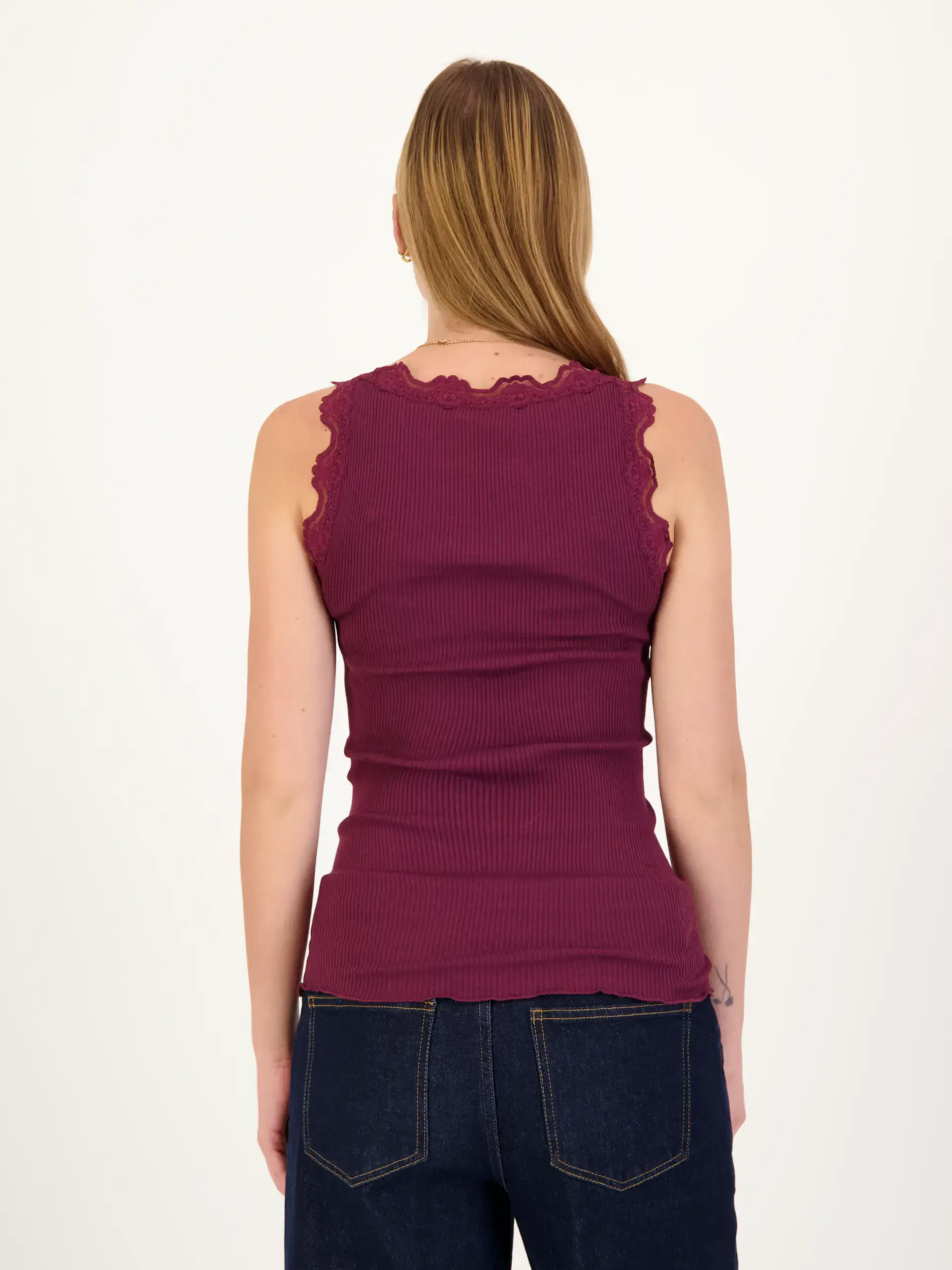 Rippstricktop mit Spitze aus Seiden-Mix - Artikel Rückseite getragen von einem Modell - Farbe: Rot