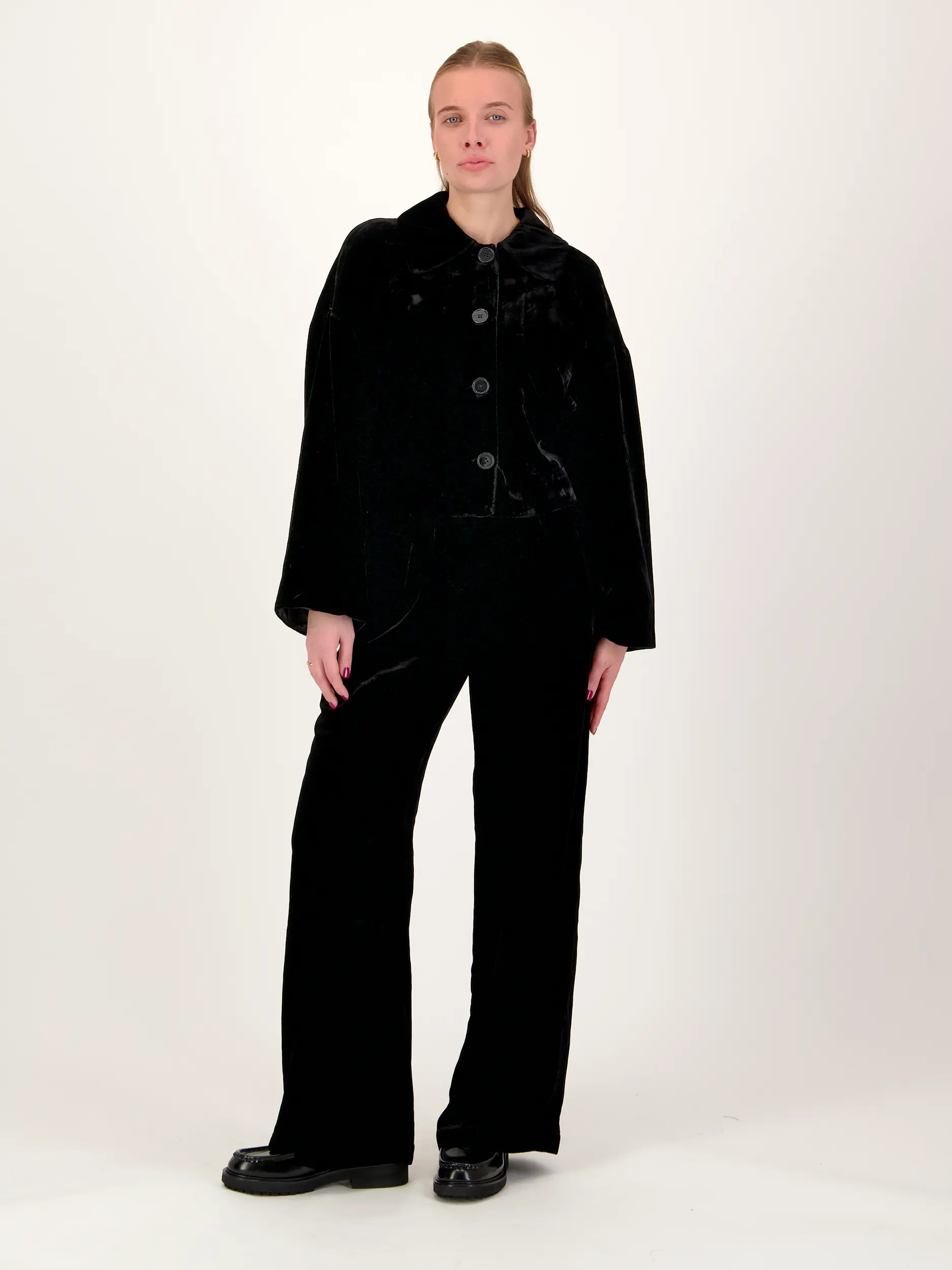 Samthose  - Artikel Teil eines Outfits getragen von einem Modell - Farbe: Schwarz