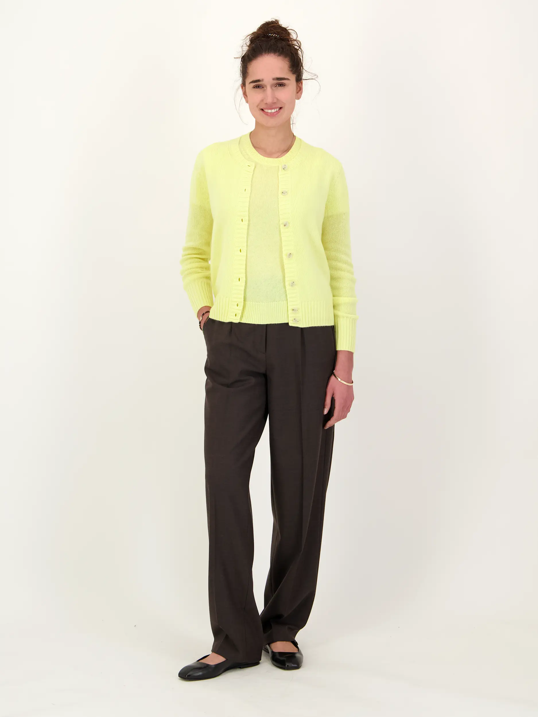 Strickjacke aus Kaschmir  - Artikel Teil eines Outfits getragen von einem Modell - Farbe: Gelb