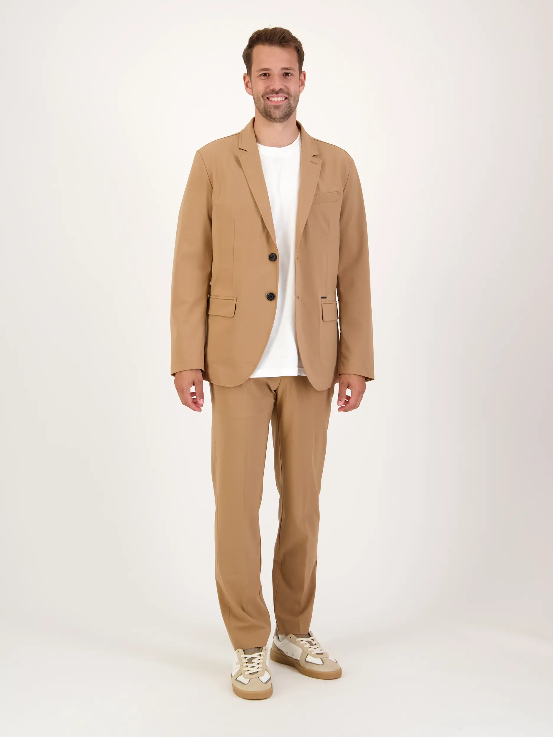 Sakko 'Osina' - Artikel Teil eines Outfits getragen von einem Modell - Farbe: Braun