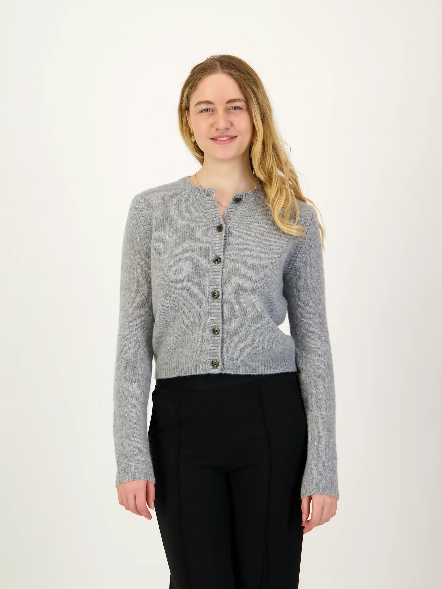 Strickjacke 'Felicia'  - Artikel Vorderseite getragen von einem Modell - Farbe: Grau