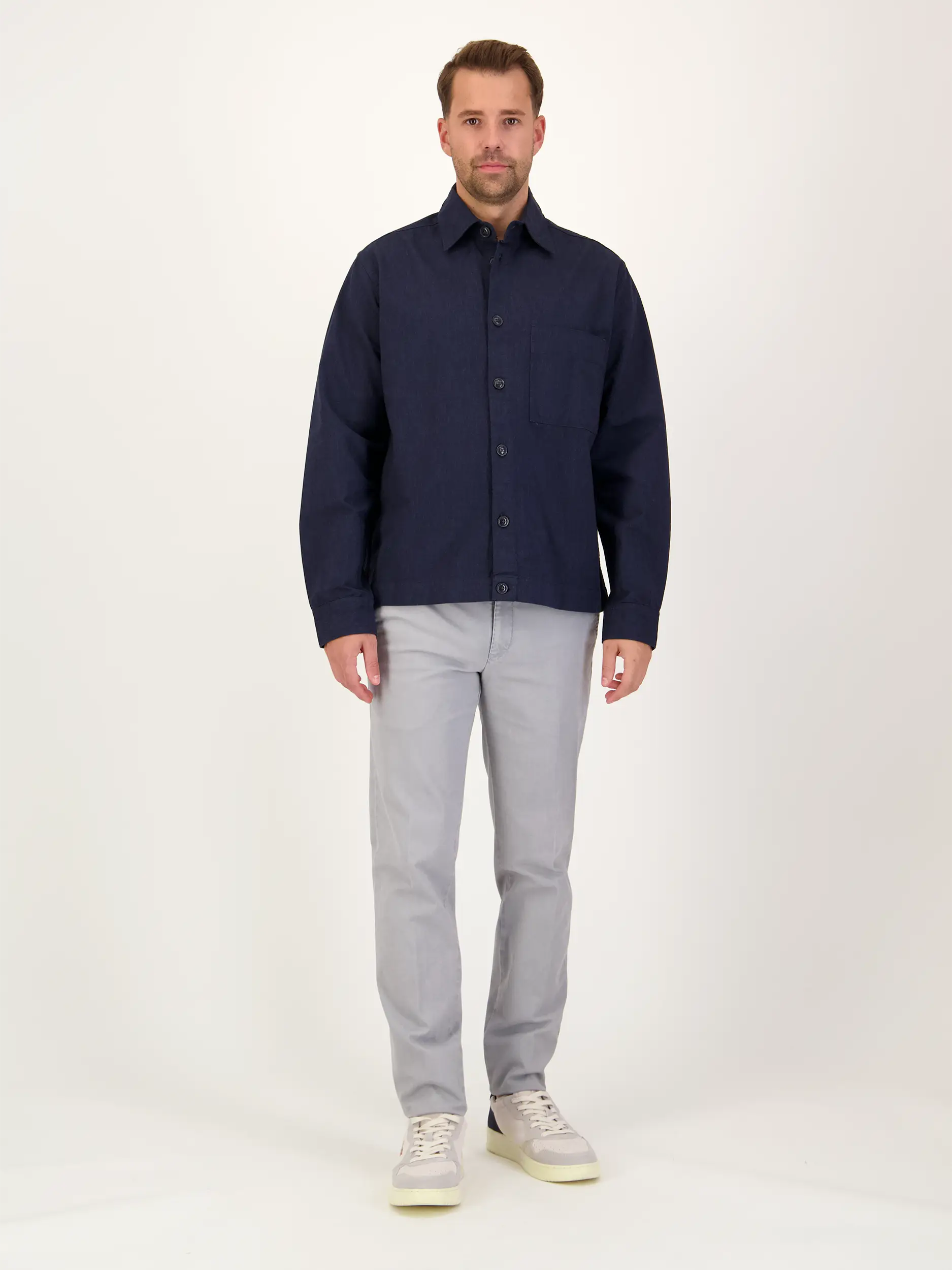 Chinohose 'Lupus' - Artikel Teil eines Outfits getragen von einem Modell - Farbe: Grau