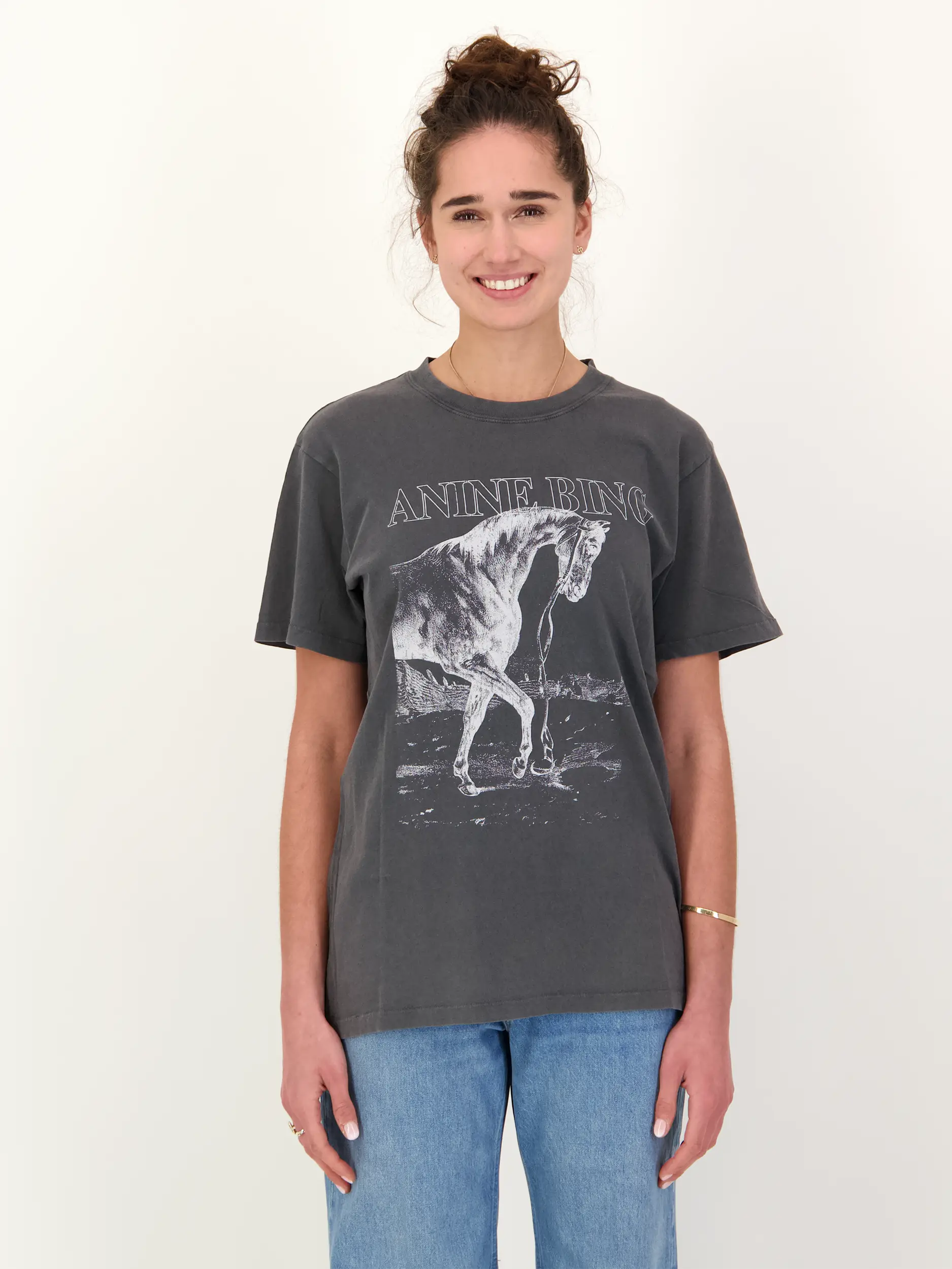 T-Shirt - Artikel Vorderseite getragen von einem Modell - Farbe: Grau