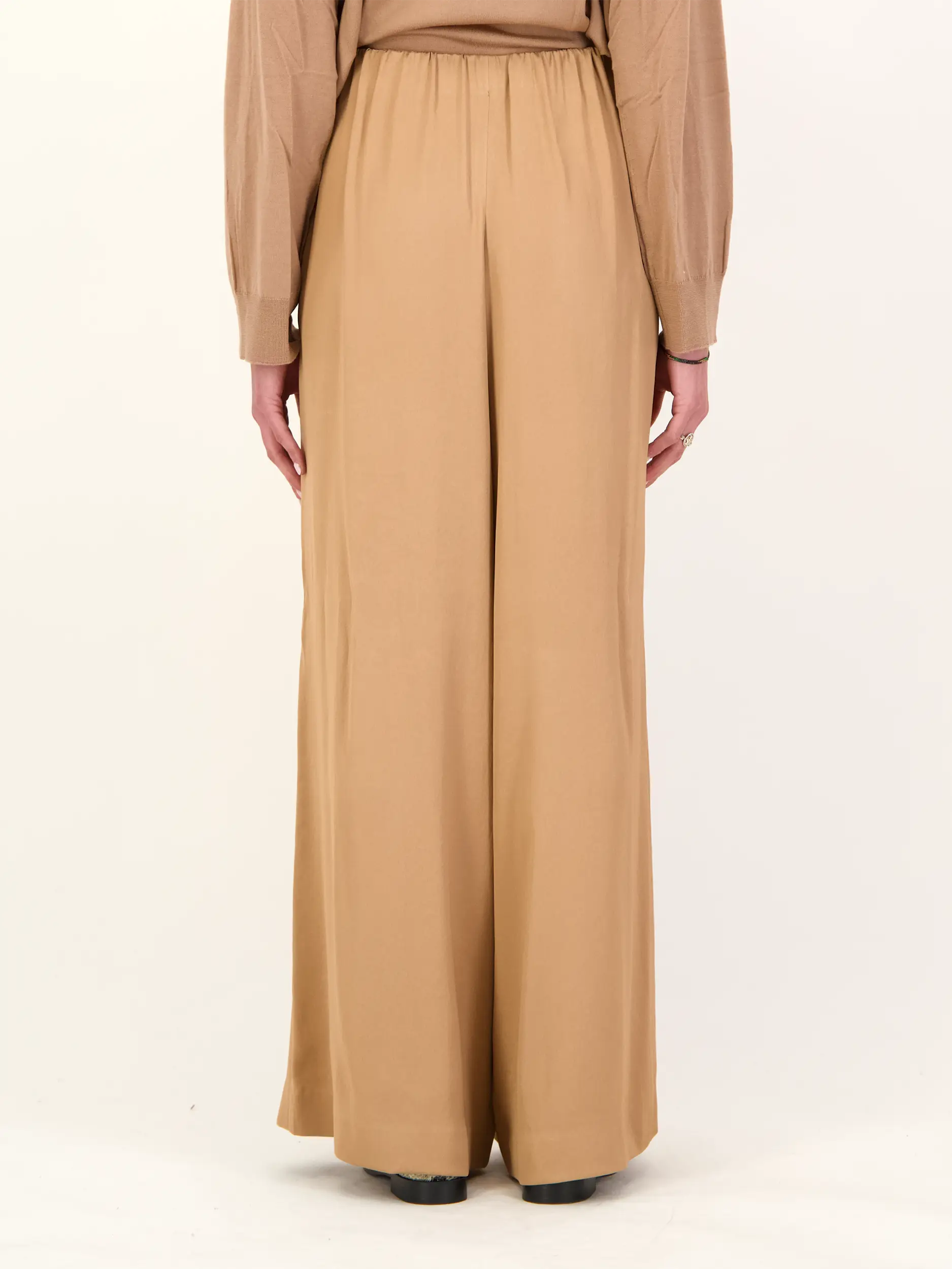 Satinhose 'Tweezer' - Artikel Rückseite getragen von einem Modell - Farbe: Beige