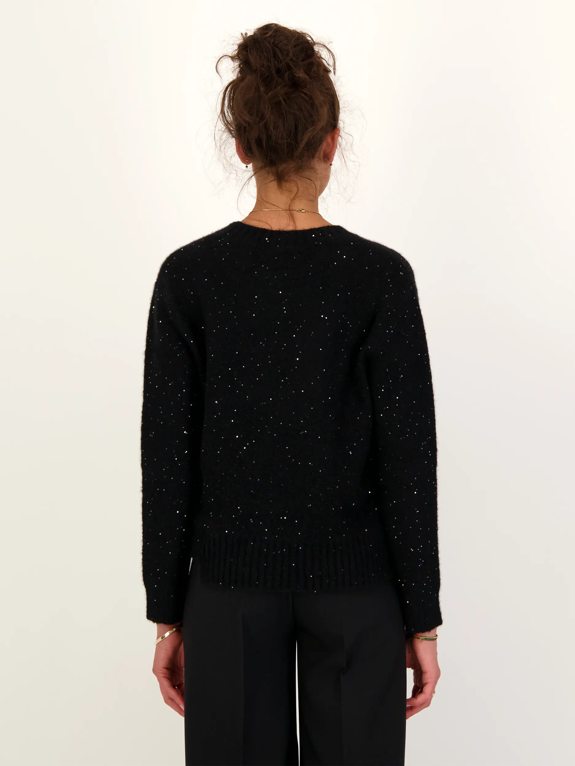Pullover 'Belet' aus Kaschmir mit Glitzerpailletten langarm - Artikel Rückseite getragen von einem Modell
