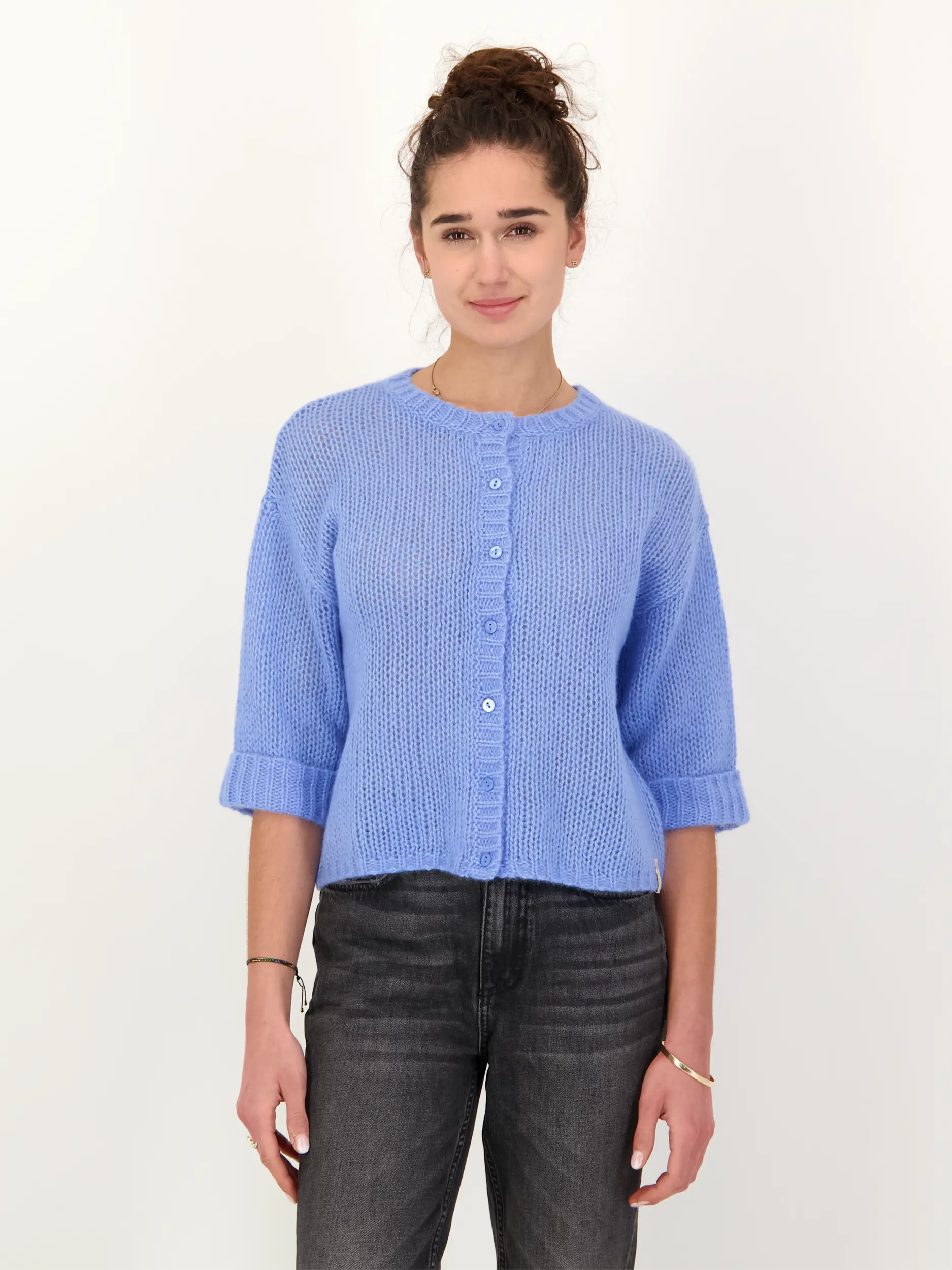 Strickjacke kurzarm aus Kaschmir Seide Mix - Artikel Vorderseite getragen von einem Modell - Farbe: Blau