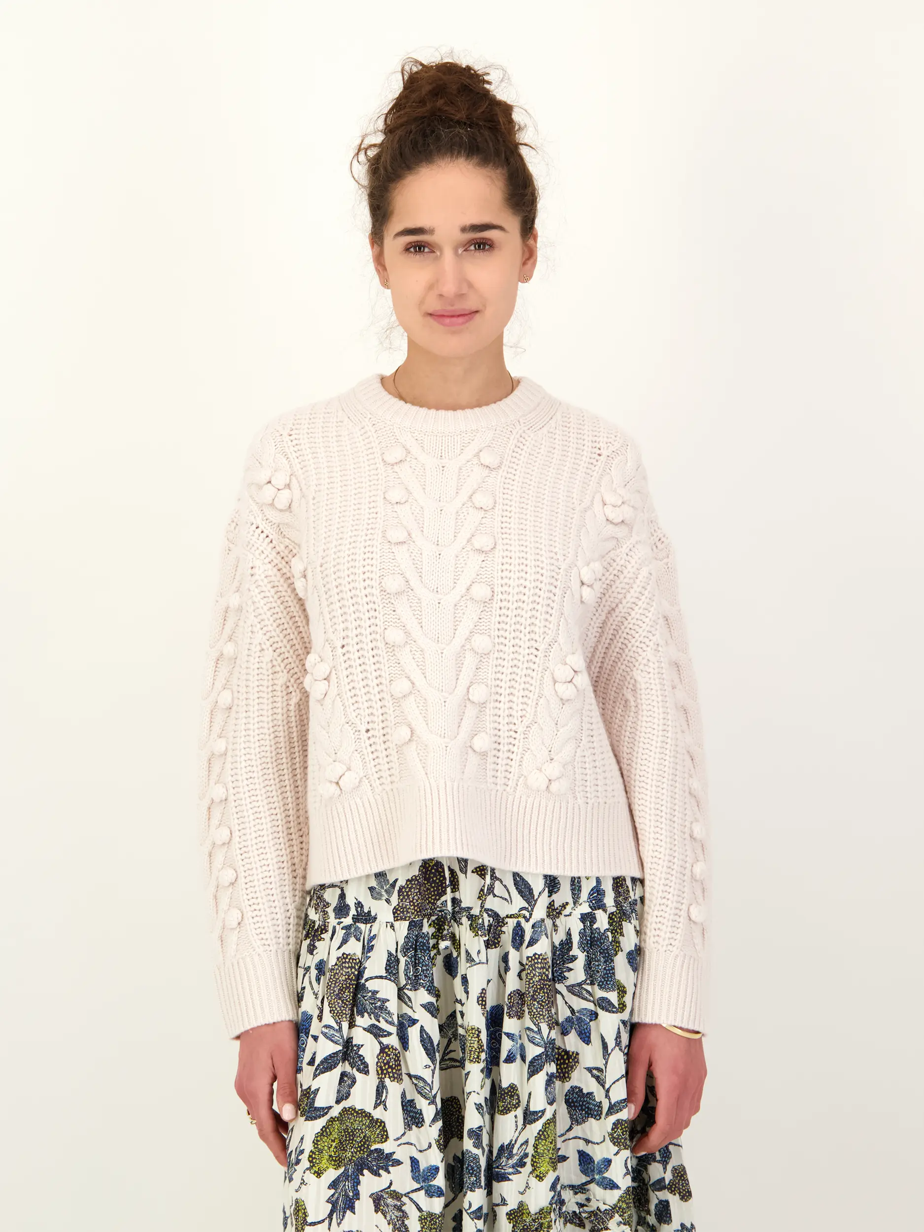 Pullover 'Indra' aus Wolle langarm - Artikel Vorderseite getragen von einem Modell - Farbe: Creme