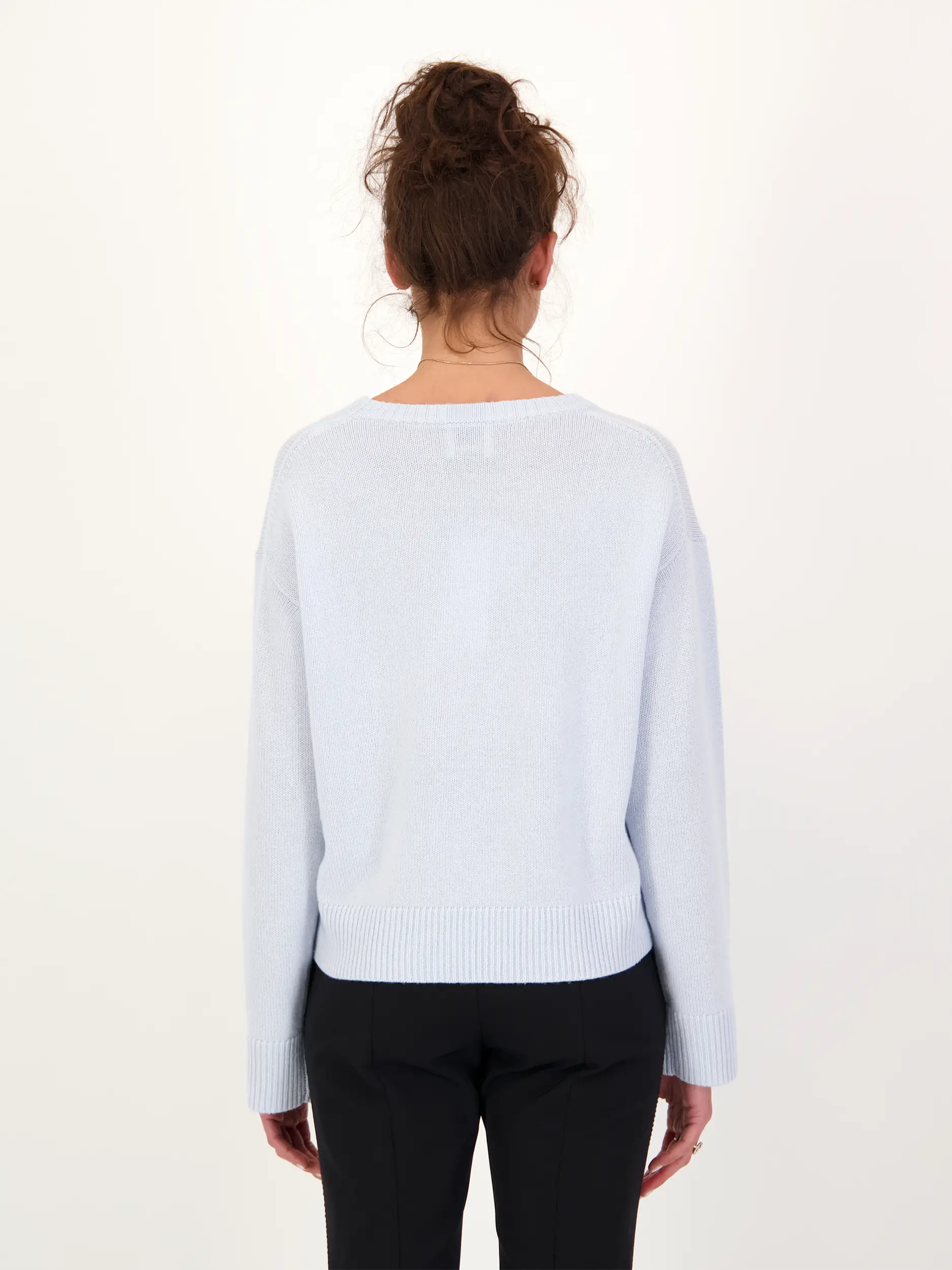 Pullover aus Kaschmir langarm - Artikel Rückseite getragen von einem Modell - Farbe: Blau